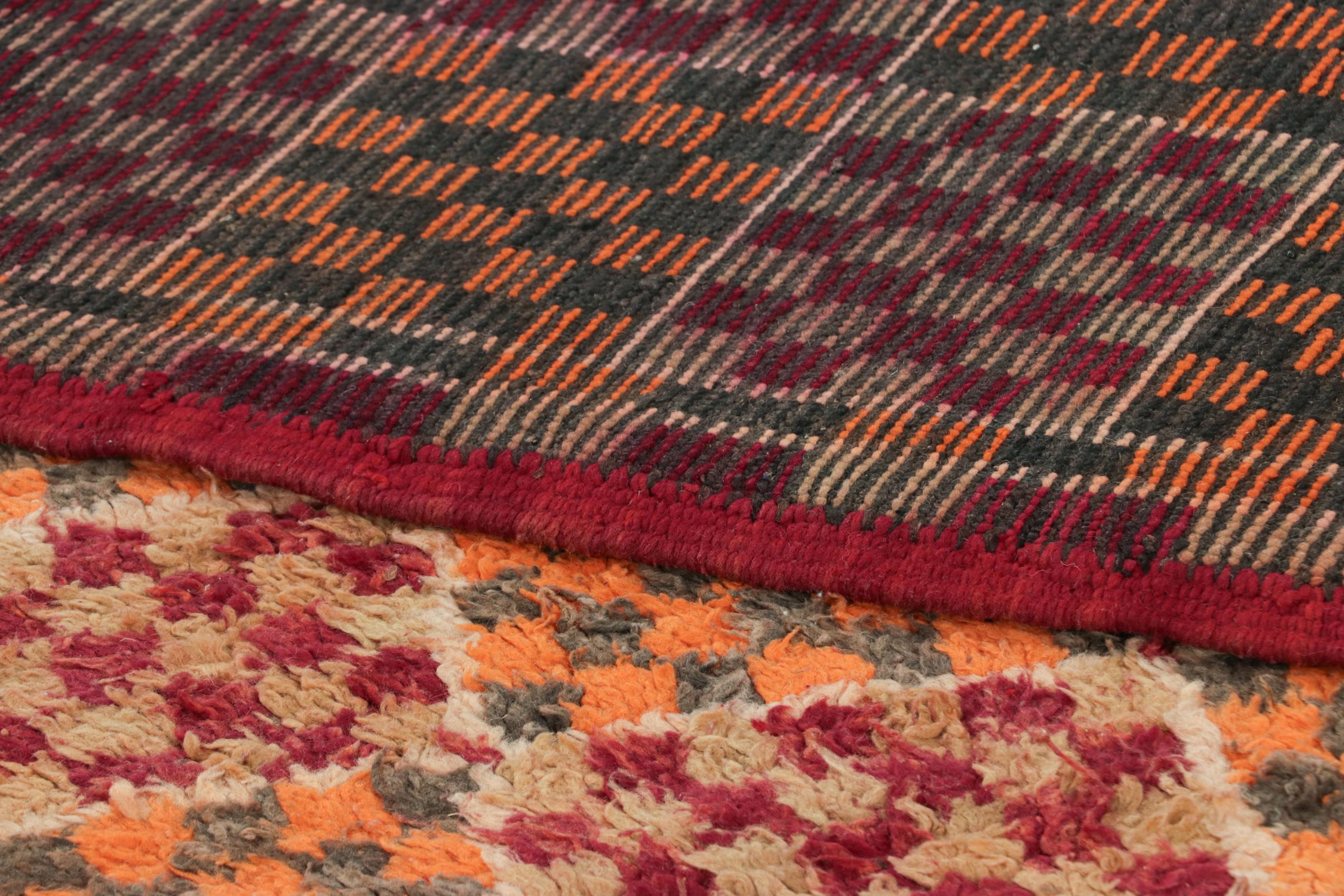 Alfombra marroquí vintage con motivos geométricos naranjas, rojos y grises - Rug & Kilim Lana en venta