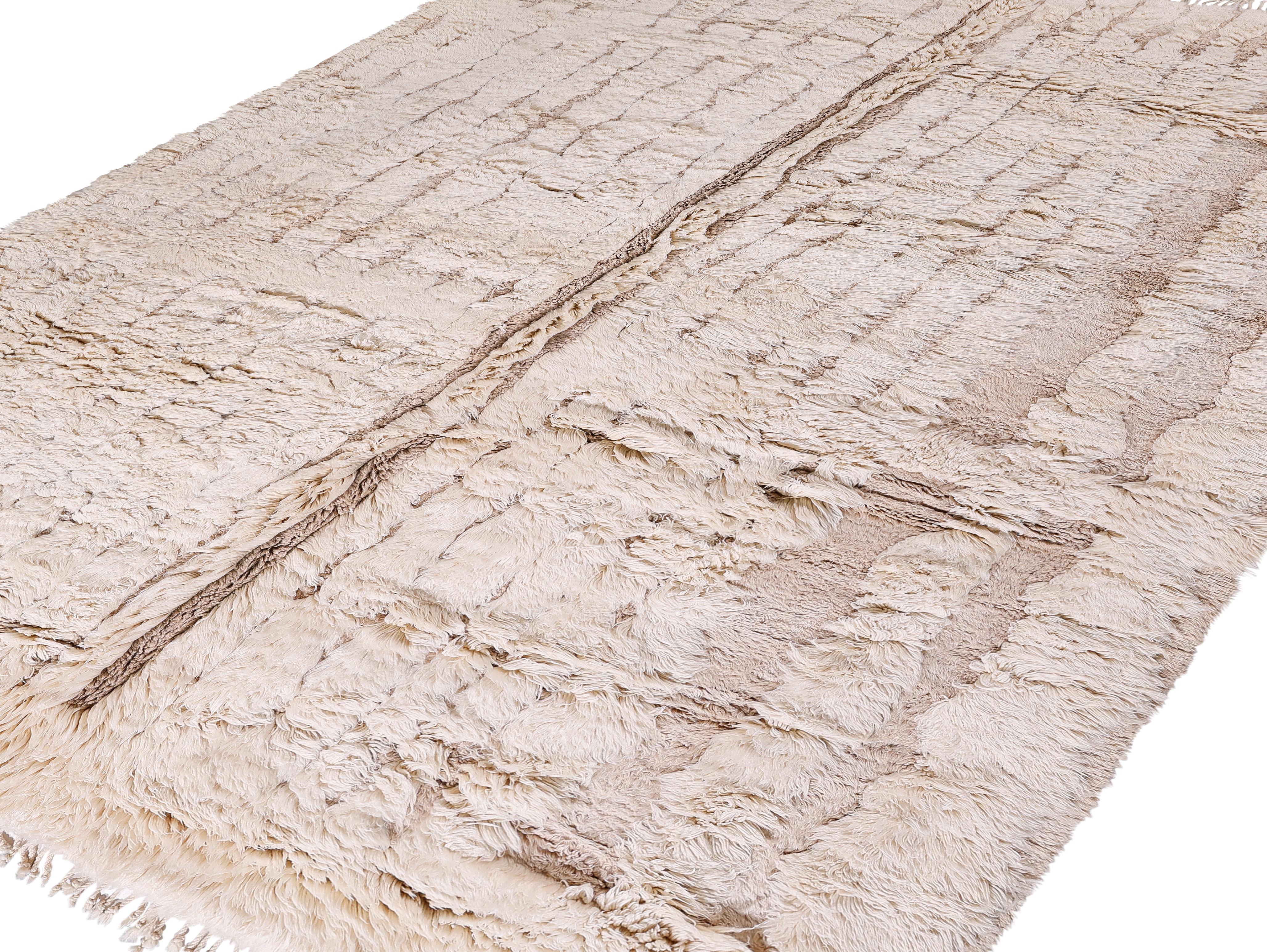 Organic Modern Contemporary Moroccan Rug – Handwoven Wool, Neutral Geometric Design For Sale
