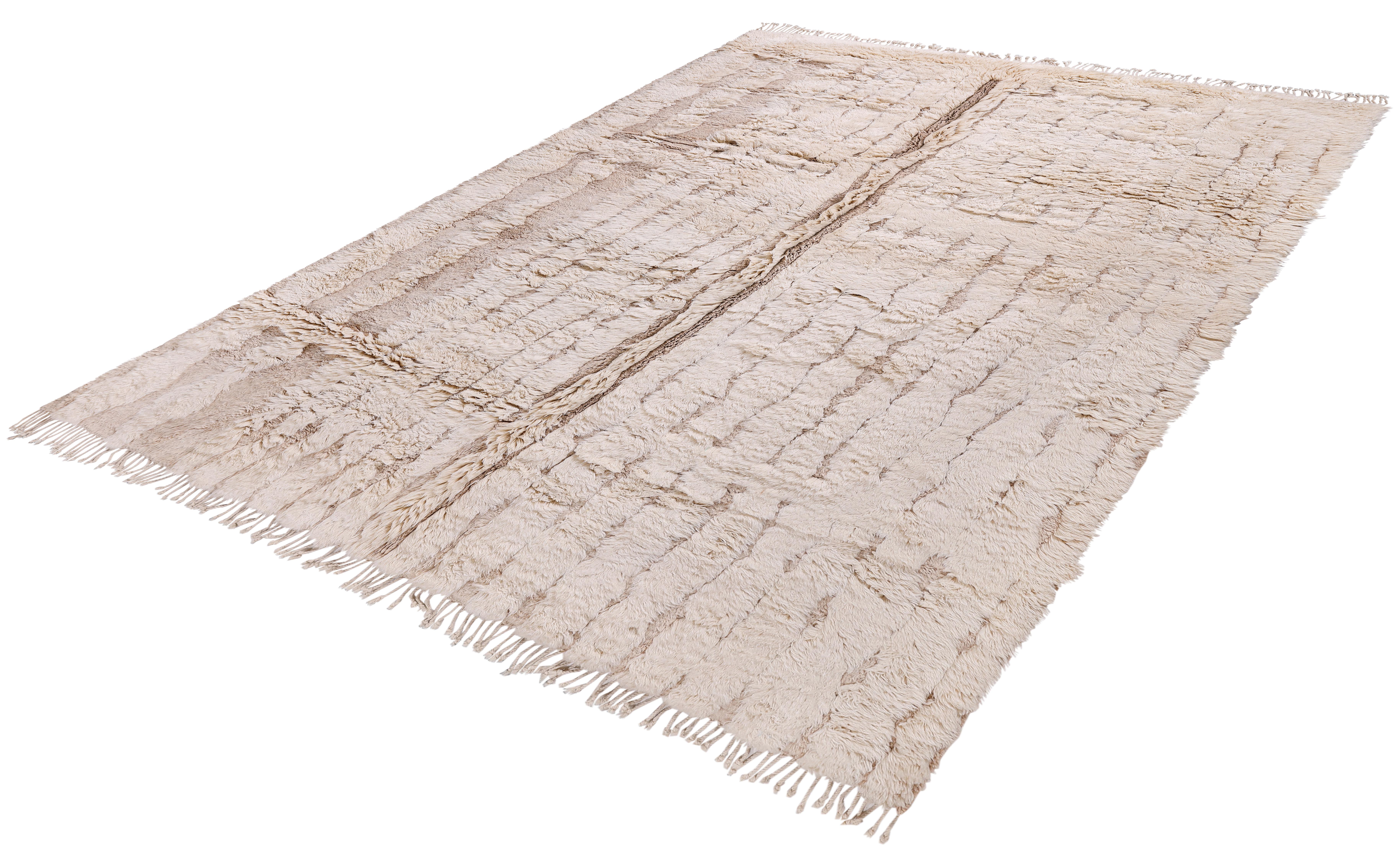 Contemporary Moroccan Rug – Handwoven Wool, Neutral Geometric Design In New Condition For Sale In New York, NY