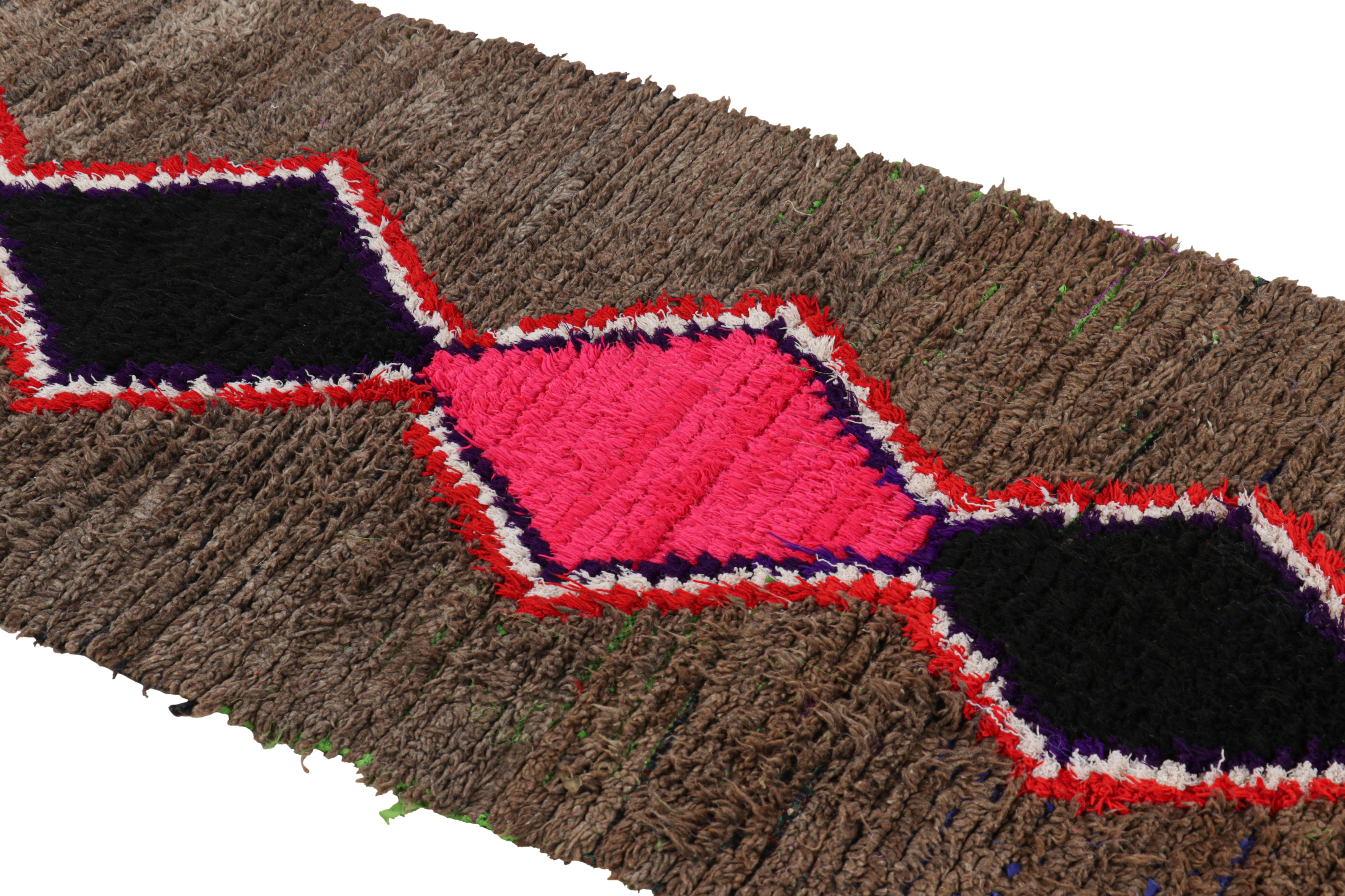 Anudada a mano en lana y originaria de Marruecos hacia 1950-1960, esta alfombra marroquí vintage de 3x7 es una pieza extremadamente rara como pocas de su procedencia. 

Sobre el diseño: 

Los admiradores de la artesanía se darán cuenta de que esta