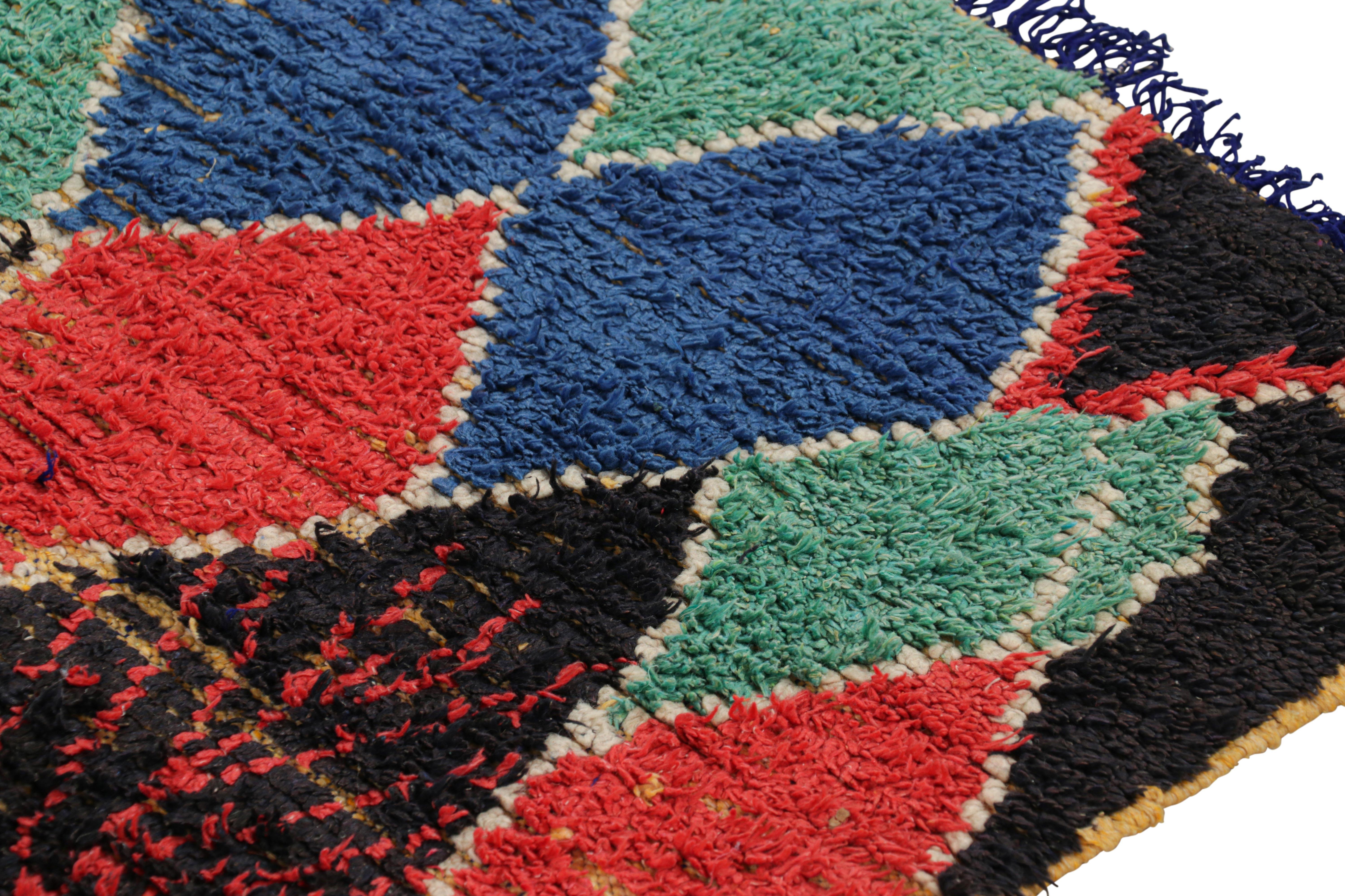 Marocain Tapis marocain vintage avec médaillon polychrome en forme de diamant, de Rug & Kilim en vente