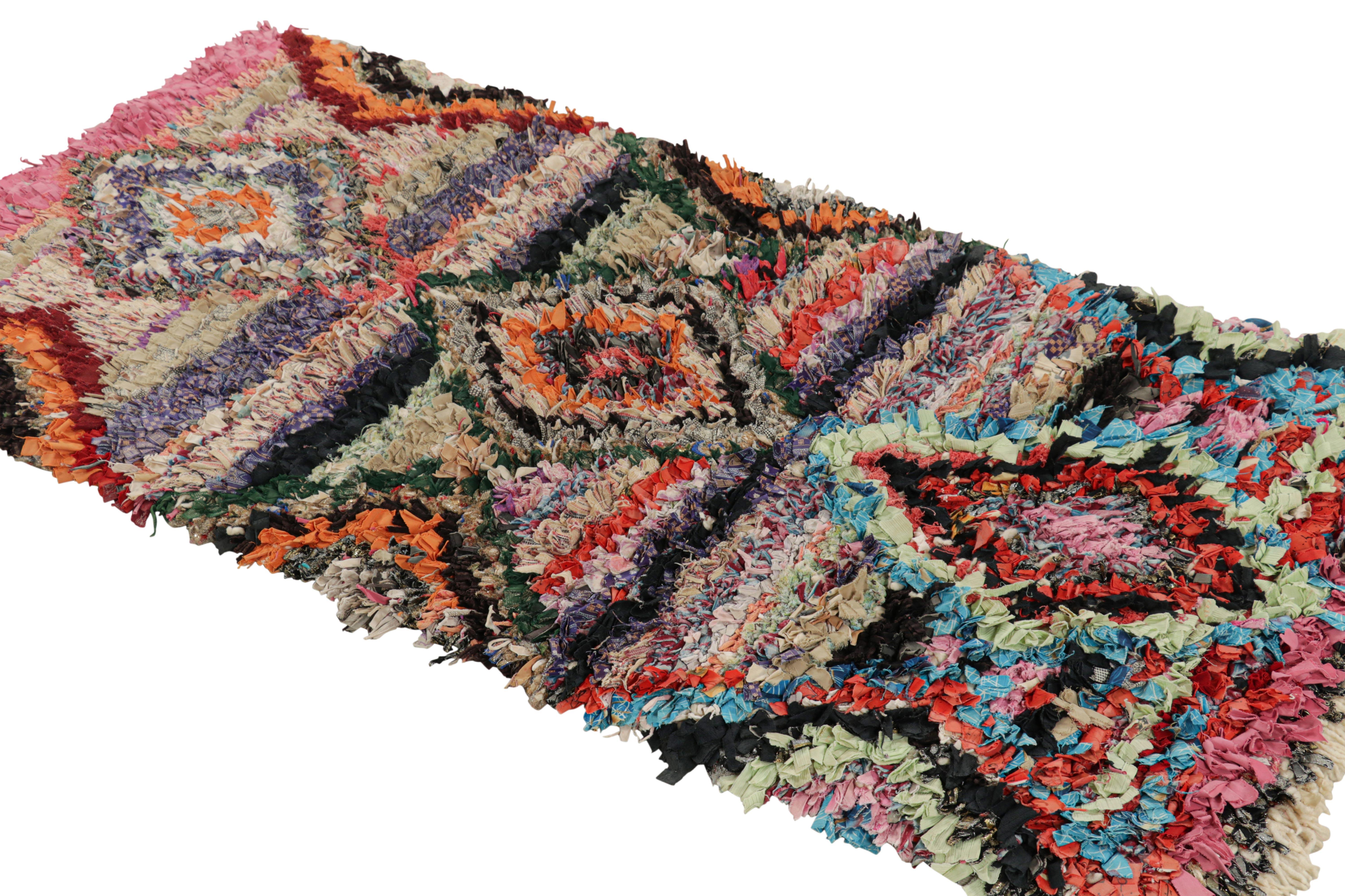 Marokkanischer Vintage-Teppich mit polychromem Rautenmedaillon, von Rug & Kilim im Zustand „Gut“ im Angebot in Long Island City, NY