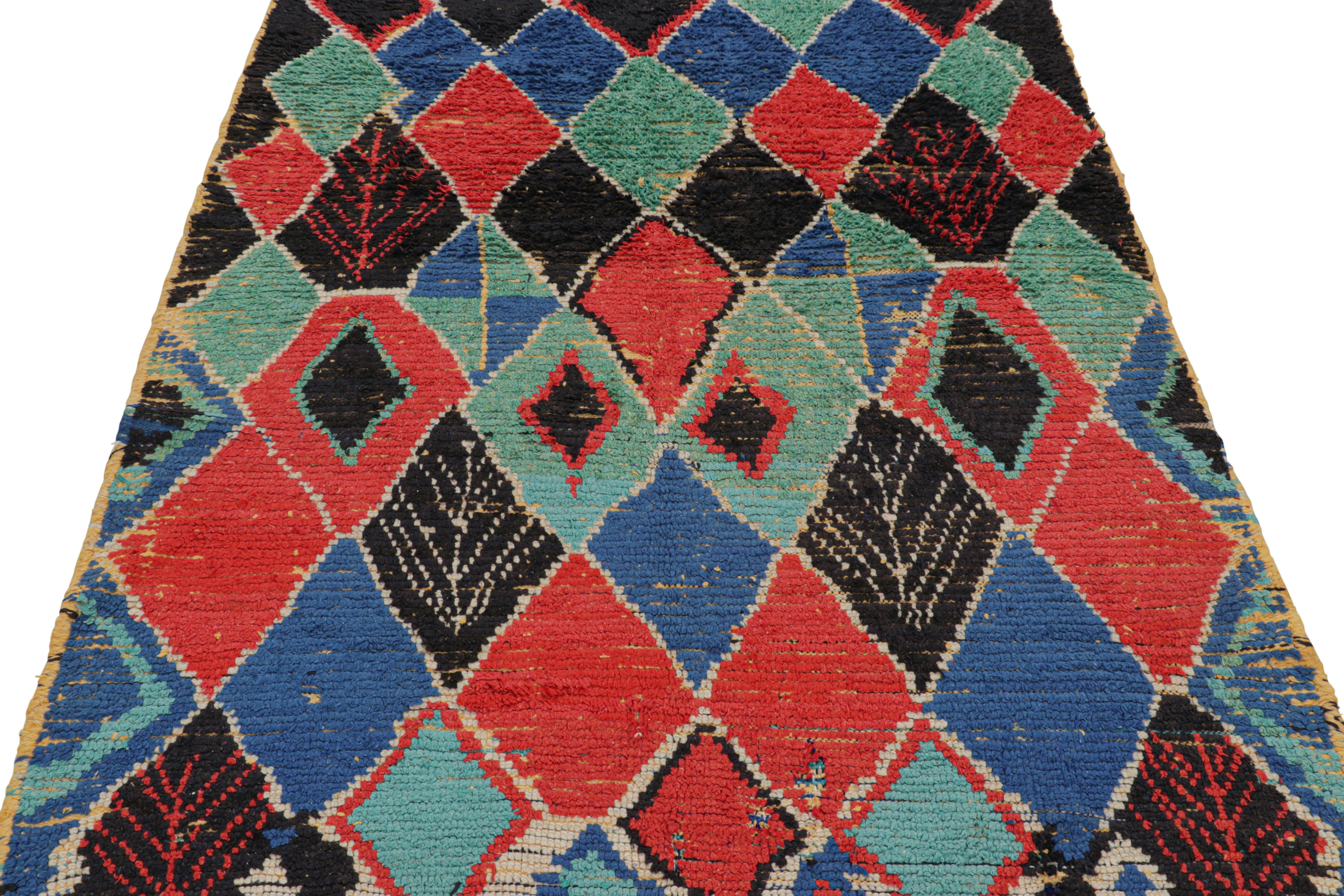 Noué à la main Tapis marocain vintage avec médaillon polychrome en forme de diamant, de Rug & Kilim en vente