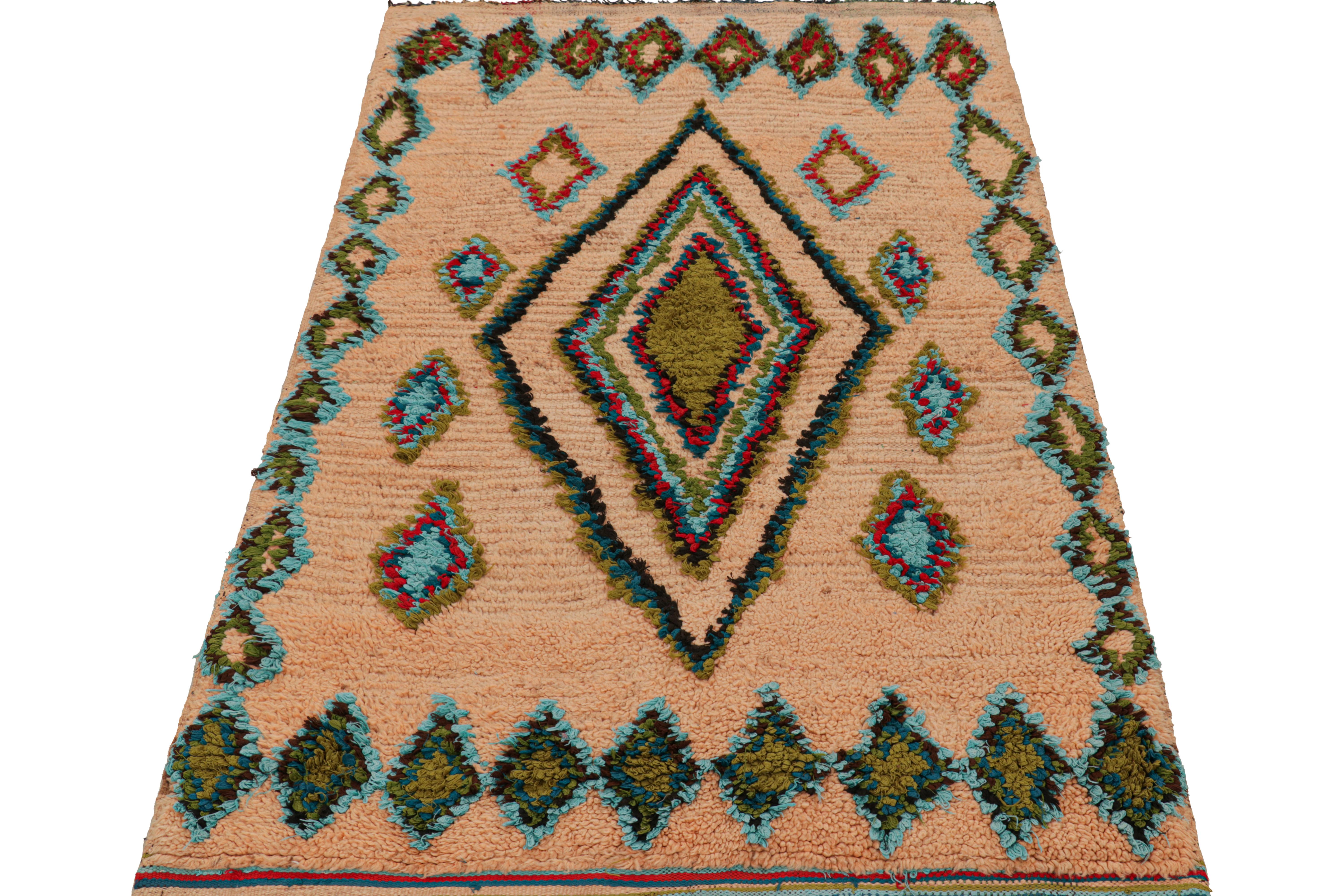 Tappeto marocchino vintage con medaglione a diamante policromatico, da Rug & Kilim In condizioni buone in vendita a Long Island City, NY
