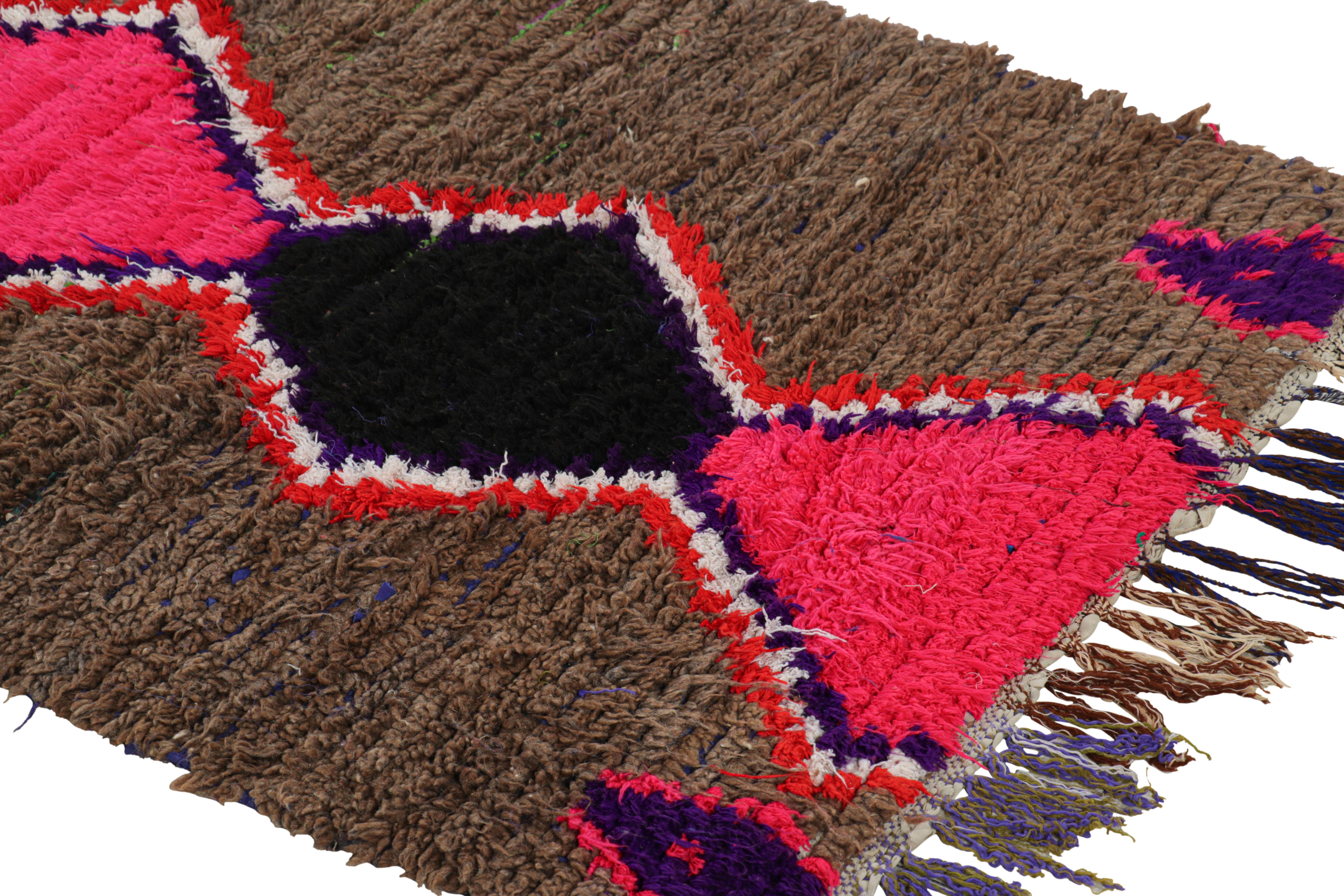 Alfombra marroquí vintage con medallón de rombos policromados, de Rug & Kilim mediados del siglo XX en venta