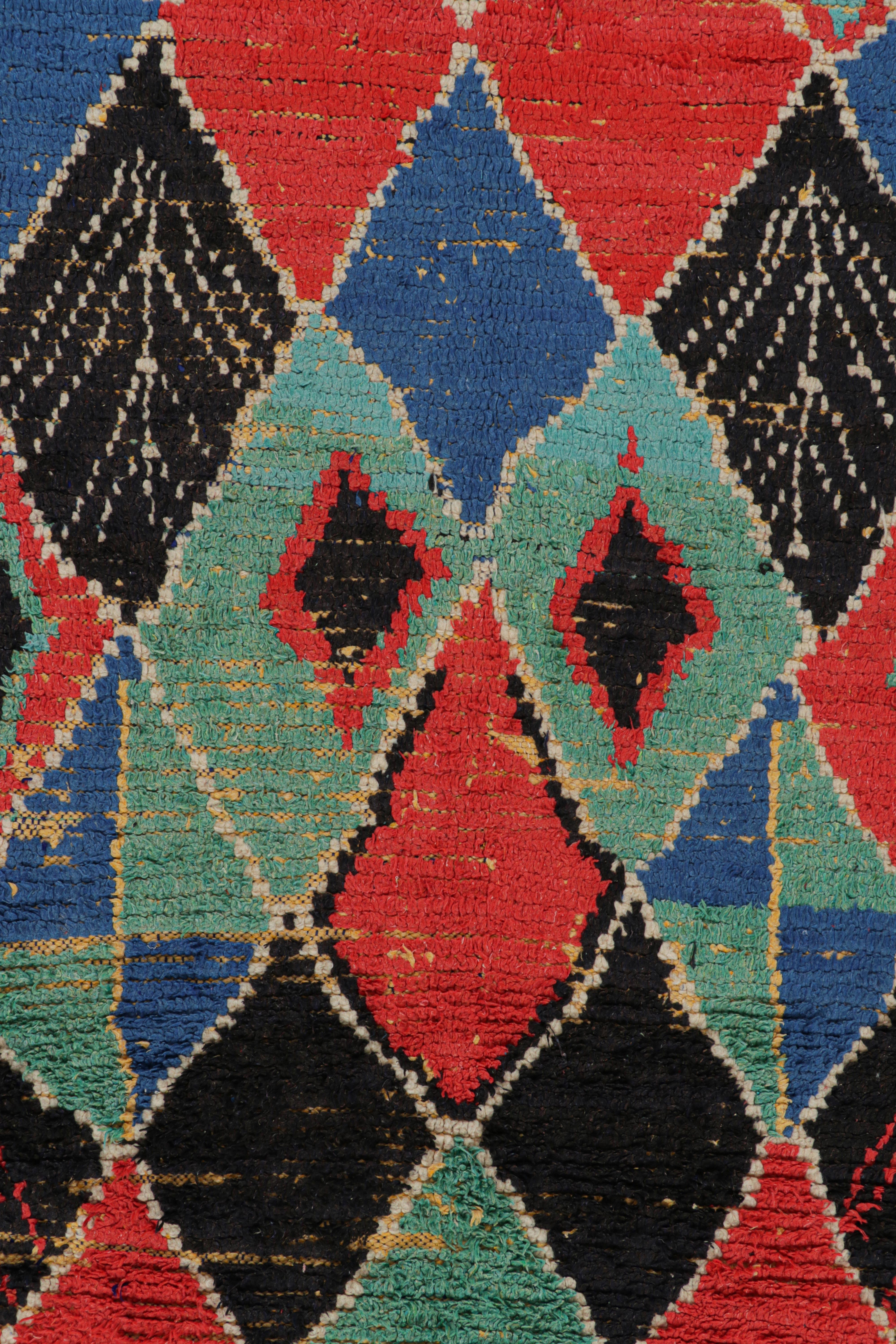 Milieu du XXe siècle Tapis marocain vintage avec médaillon polychrome en forme de diamant, de Rug & Kilim en vente