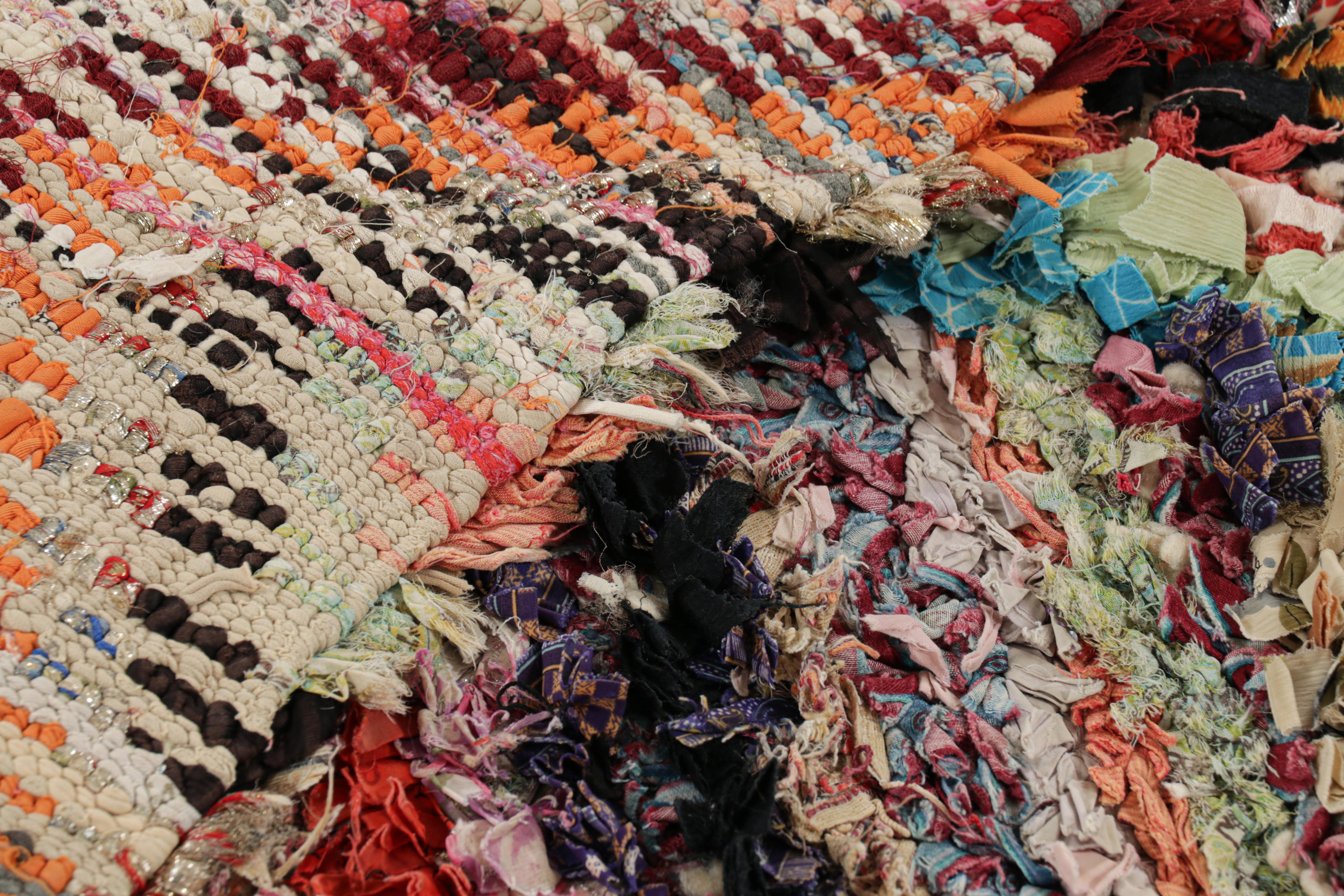 Marokkanischer Vintage-Teppich mit polychromem Rautenmedaillon, von Rug & Kilim im Angebot 1