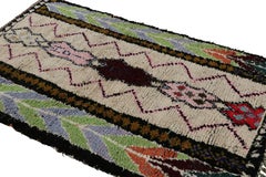Alfombra marroquí vintage con motivos geométricos policromados, de Rug & Kilim