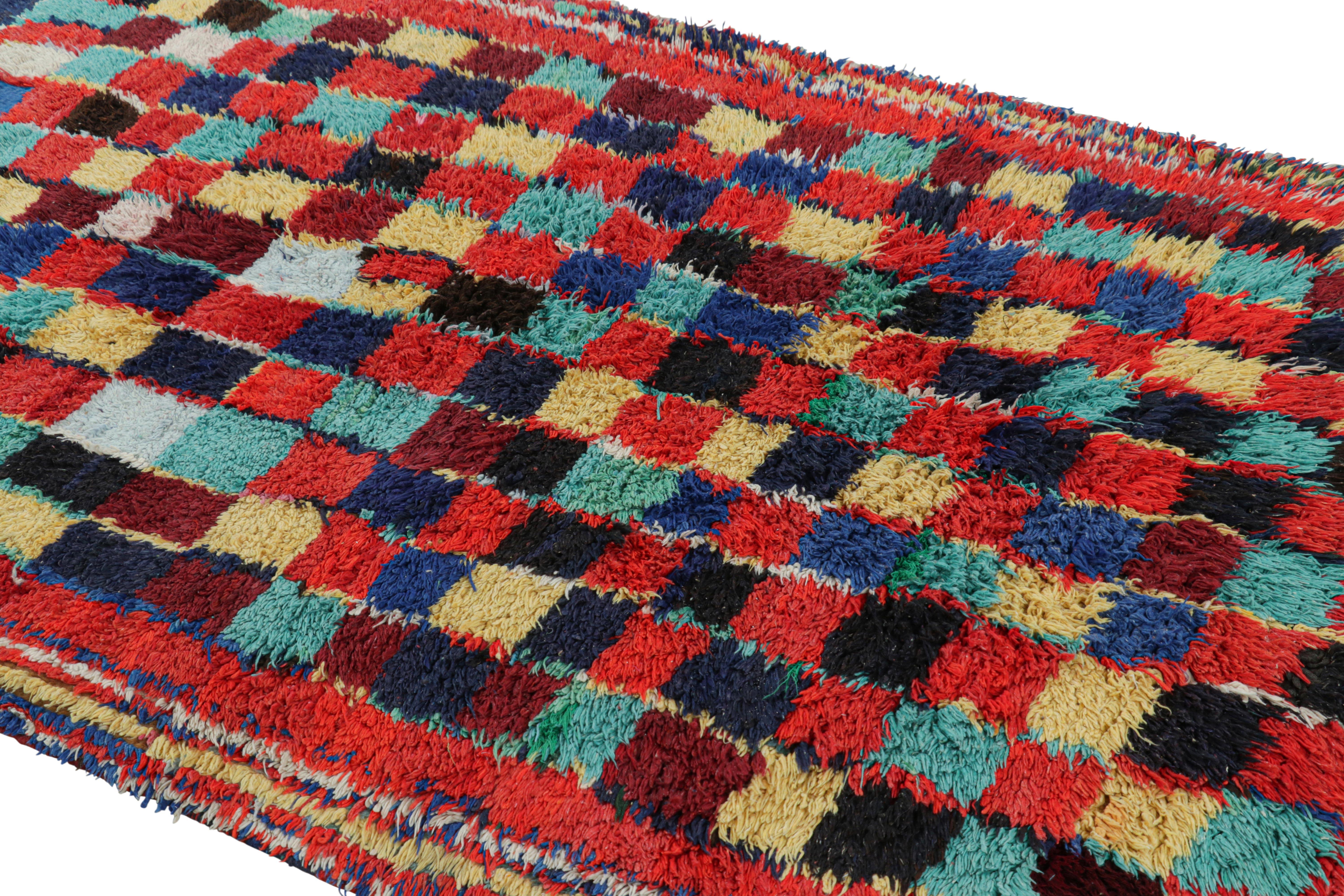 Noué à la main en laine et originaire du Maroc vers 1950-1960, ce tapis marocain vintage 4x7 est une pièce extrêmement rare comme il en existe peu de sa provenance. 

Sur le Design : 

Les admirateurs de l'artisanat noteront à quel point cette pièce