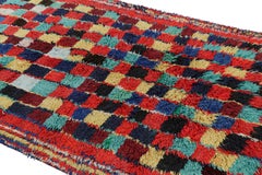 Alfombra marroquí vintage con motivos geométricos policromados, de Rug & Kilim