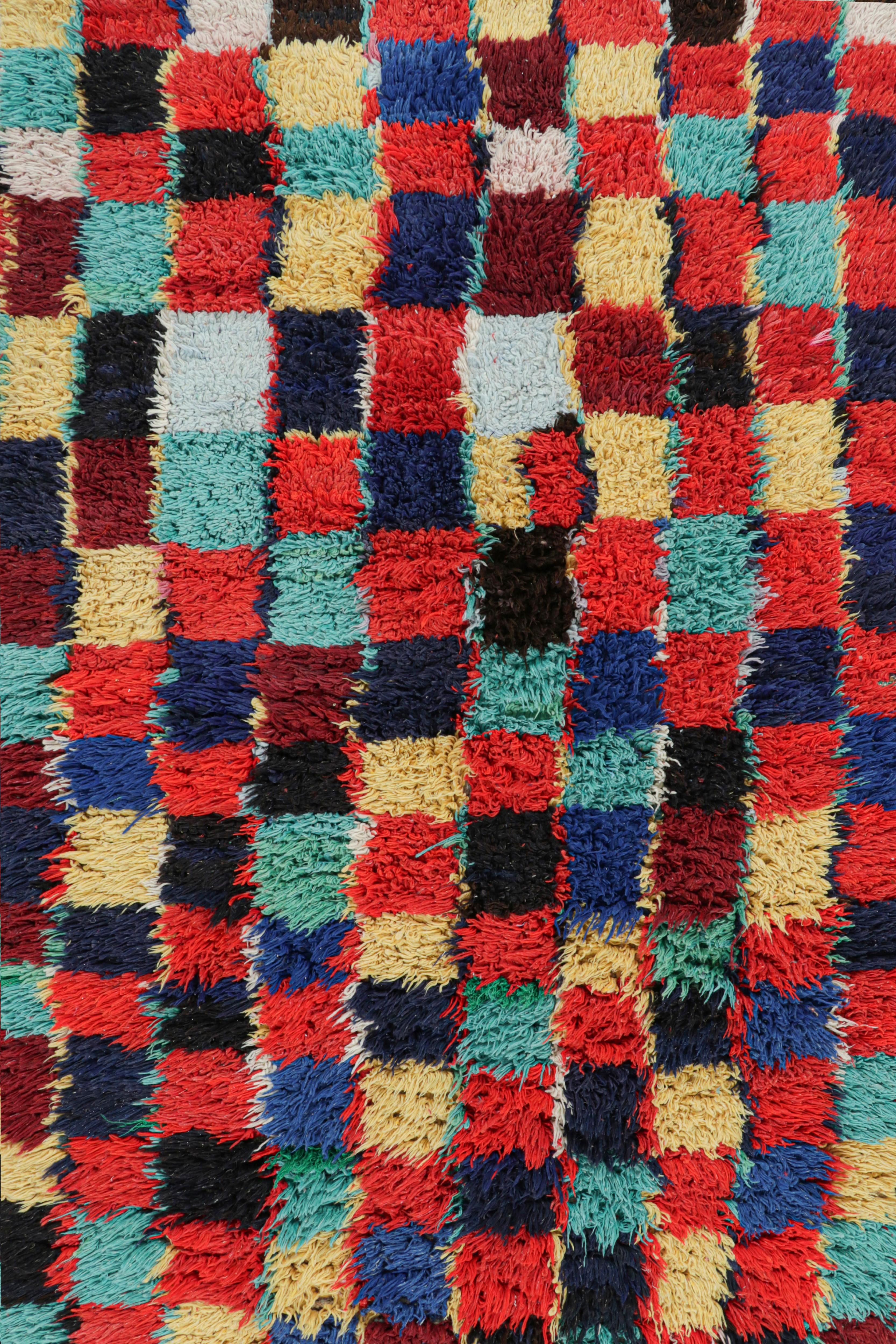 Marocain Tapis marocain vintage avec motifs géométriques polychromes, de Rug & Kilim en vente