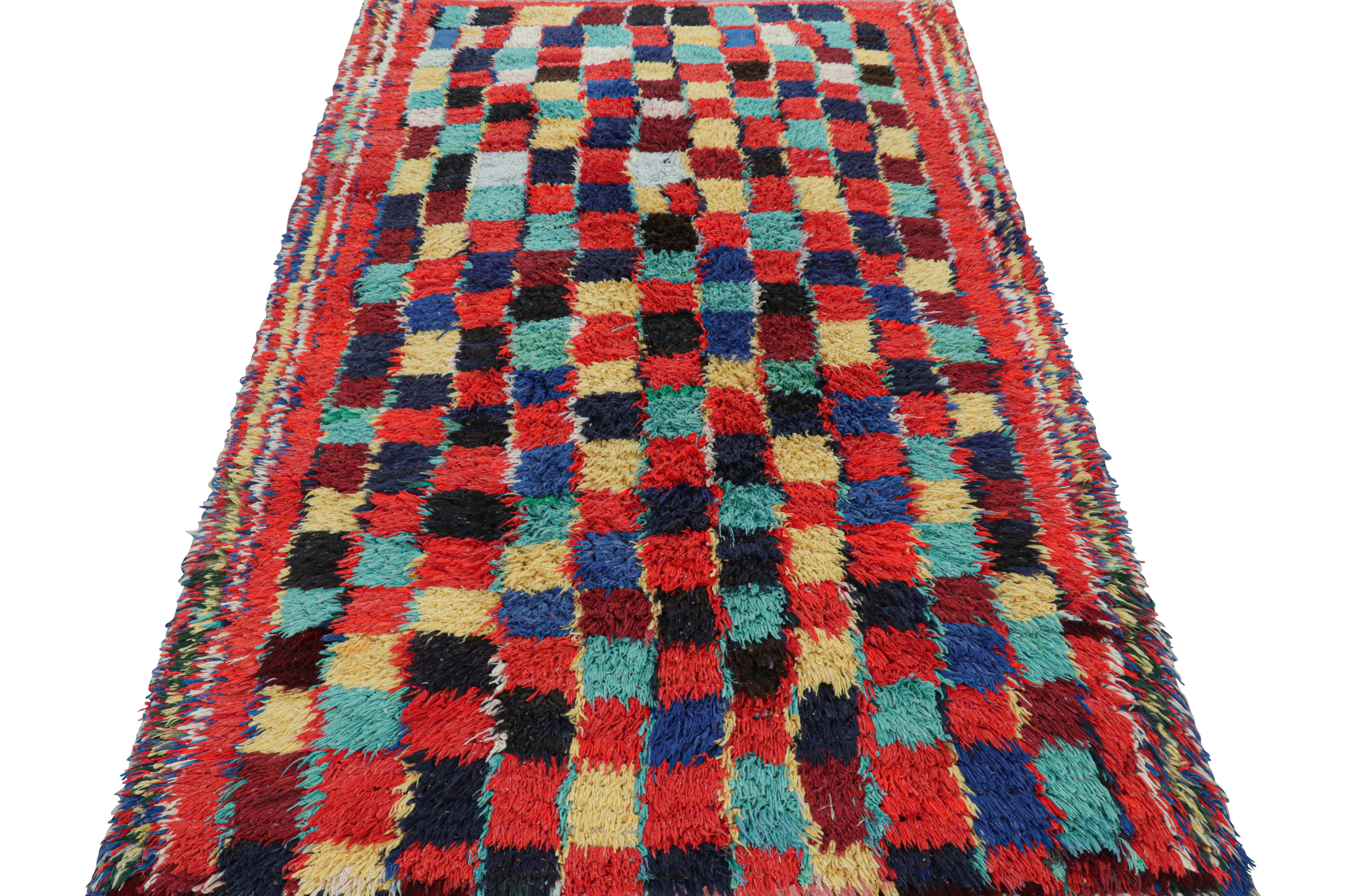 Noué à la main Tapis marocain vintage avec motifs géométriques polychromes, de Rug & Kilim en vente