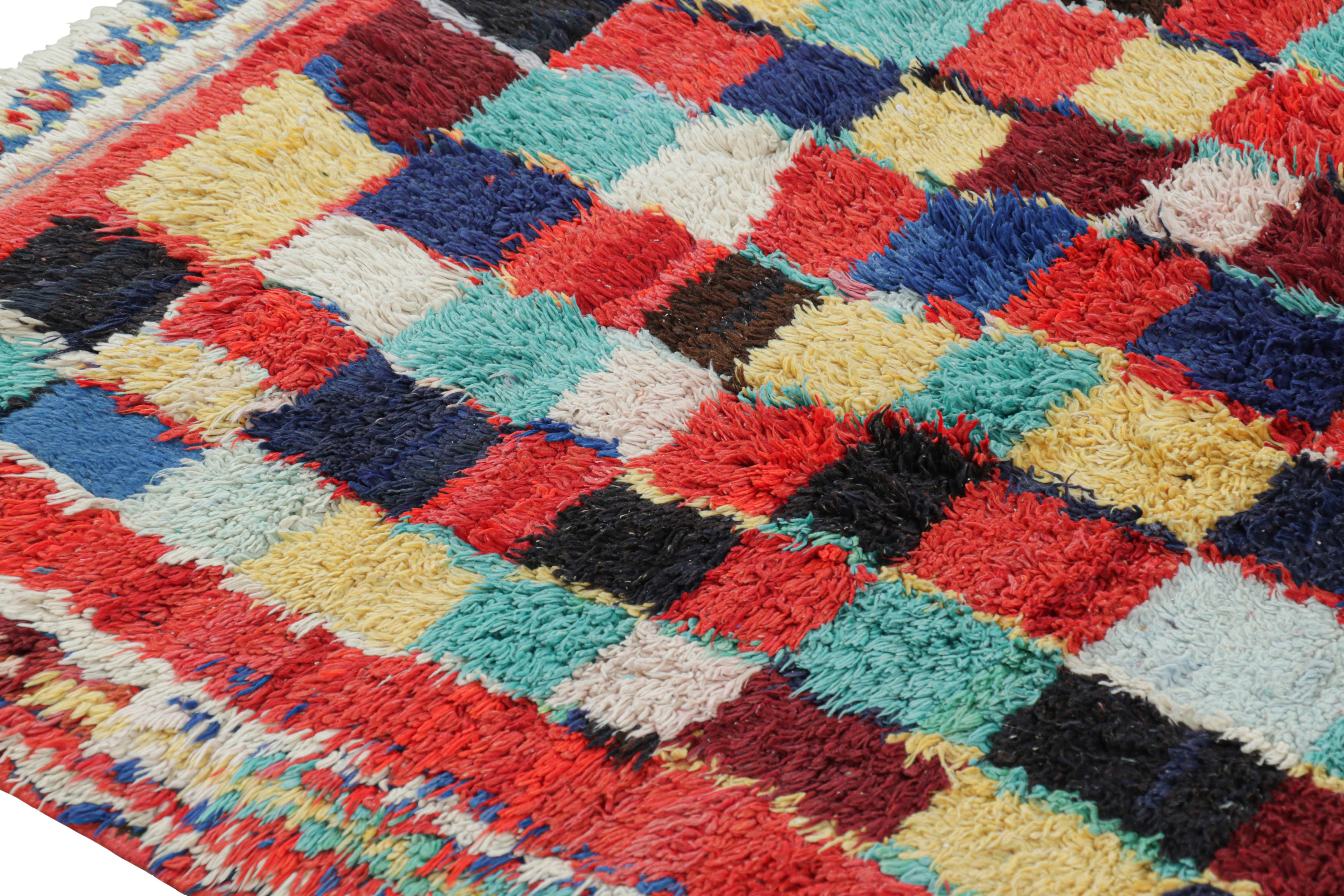 Milieu du XXe siècle Tapis marocain vintage avec motifs géométriques polychromes, de Rug & Kilim en vente