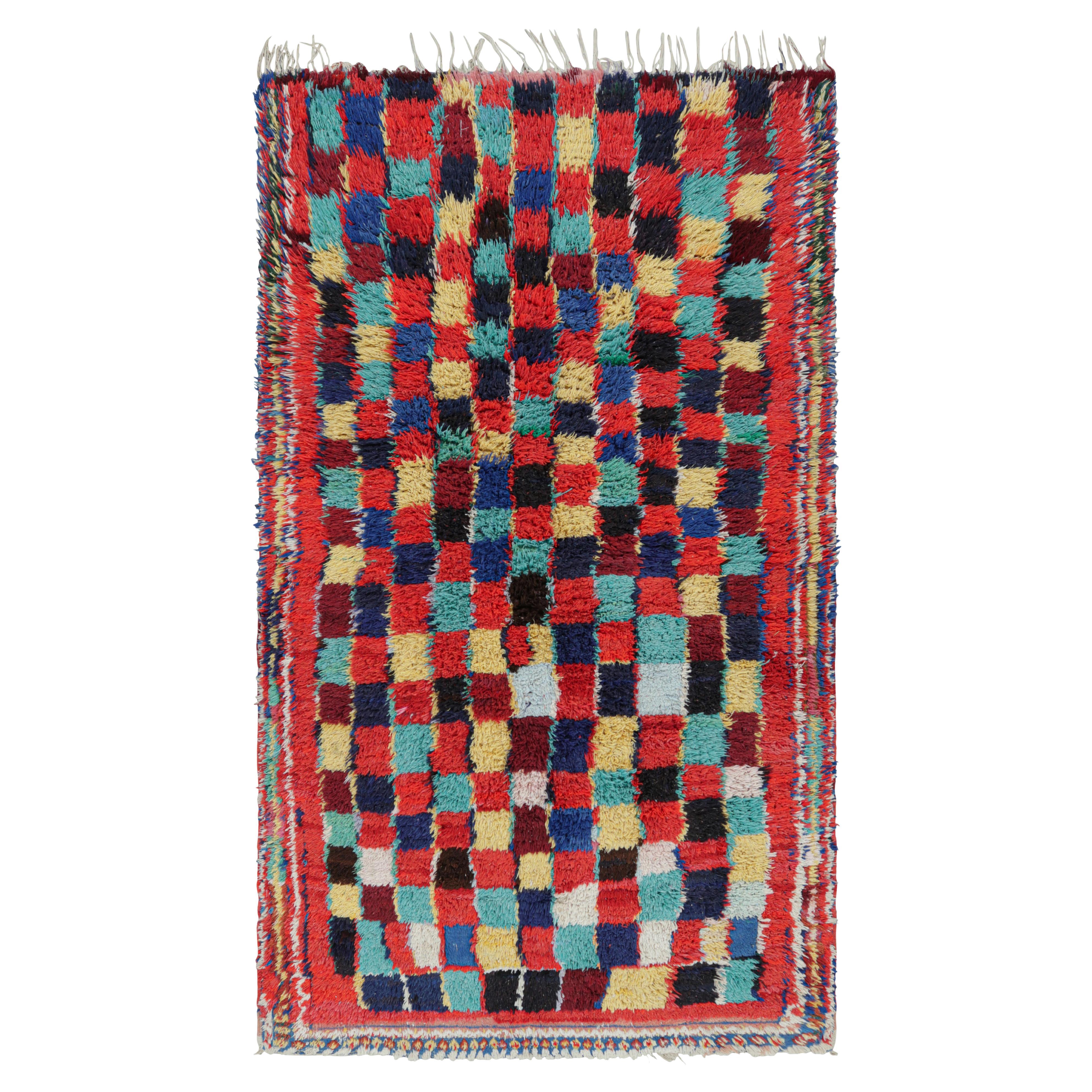 Tapis marocain vintage avec motifs géométriques polychromes, de Rug & Kilim en vente