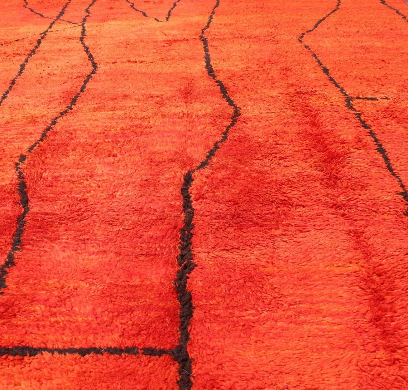 Tappeto marocchino vintage con linee arancioni/rosse e carbone in un design moderno in vendita 1