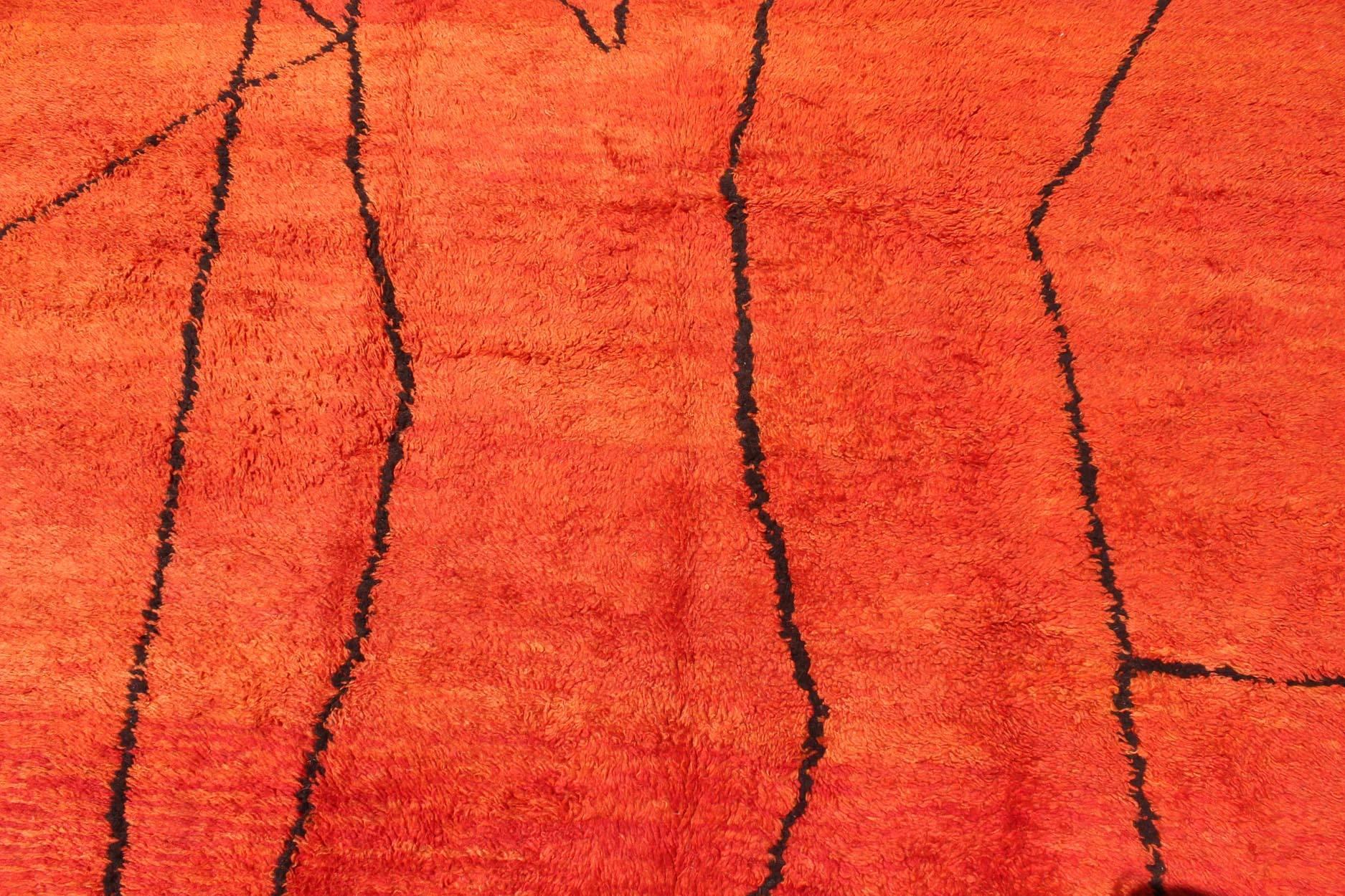 Tappeto marocchino vintage con linee arancioni/rosse e carbone in un design moderno in vendita 2