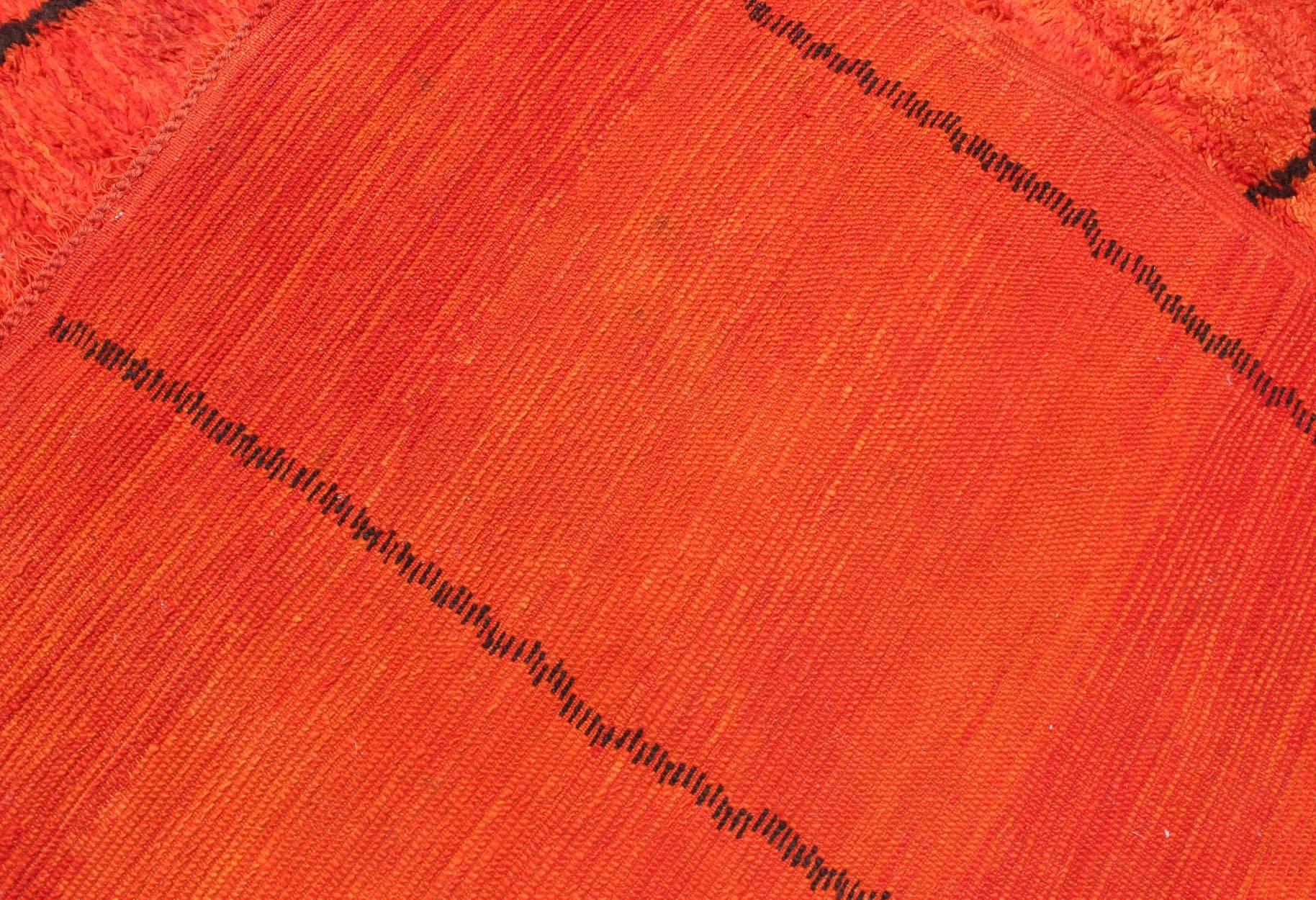 Tappeto marocchino vintage con linee arancioni/rosse e carbone in un design moderno in vendita 3