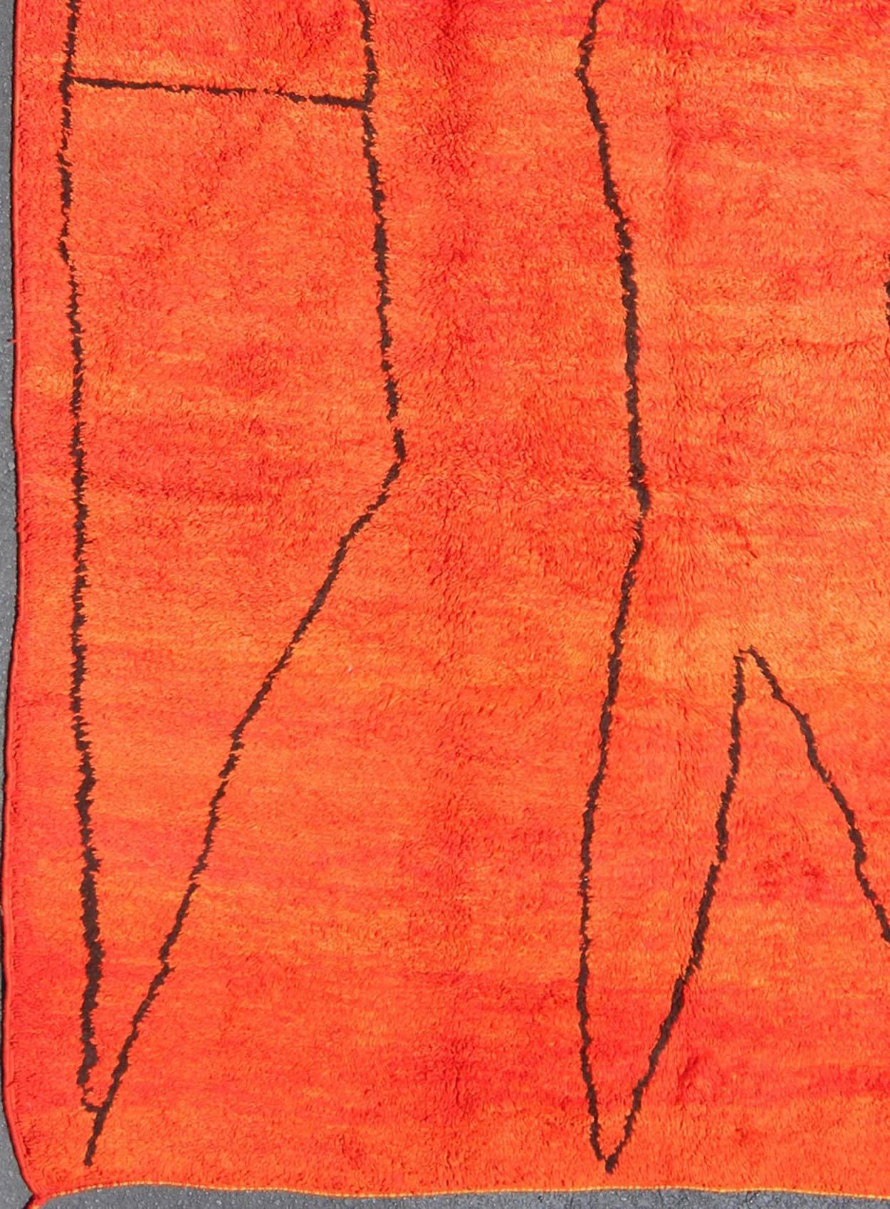 Tappeto marocchino vintage con sfondo rosso e arancione e linee di carbone e design moderno, tappeto bds-16171, paese d'origine/tipo: Marocco / Tribale, circa 1930.

Questo delizioso tappeto marocchino vintage mostra una moltitudine di toni rossi e