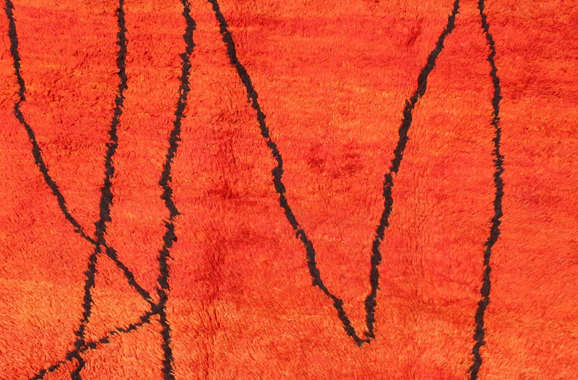 Tappeto marocchino vintage con linee arancioni/rosse e carbone in un design moderno In condizioni ottime in vendita a Atlanta, GA