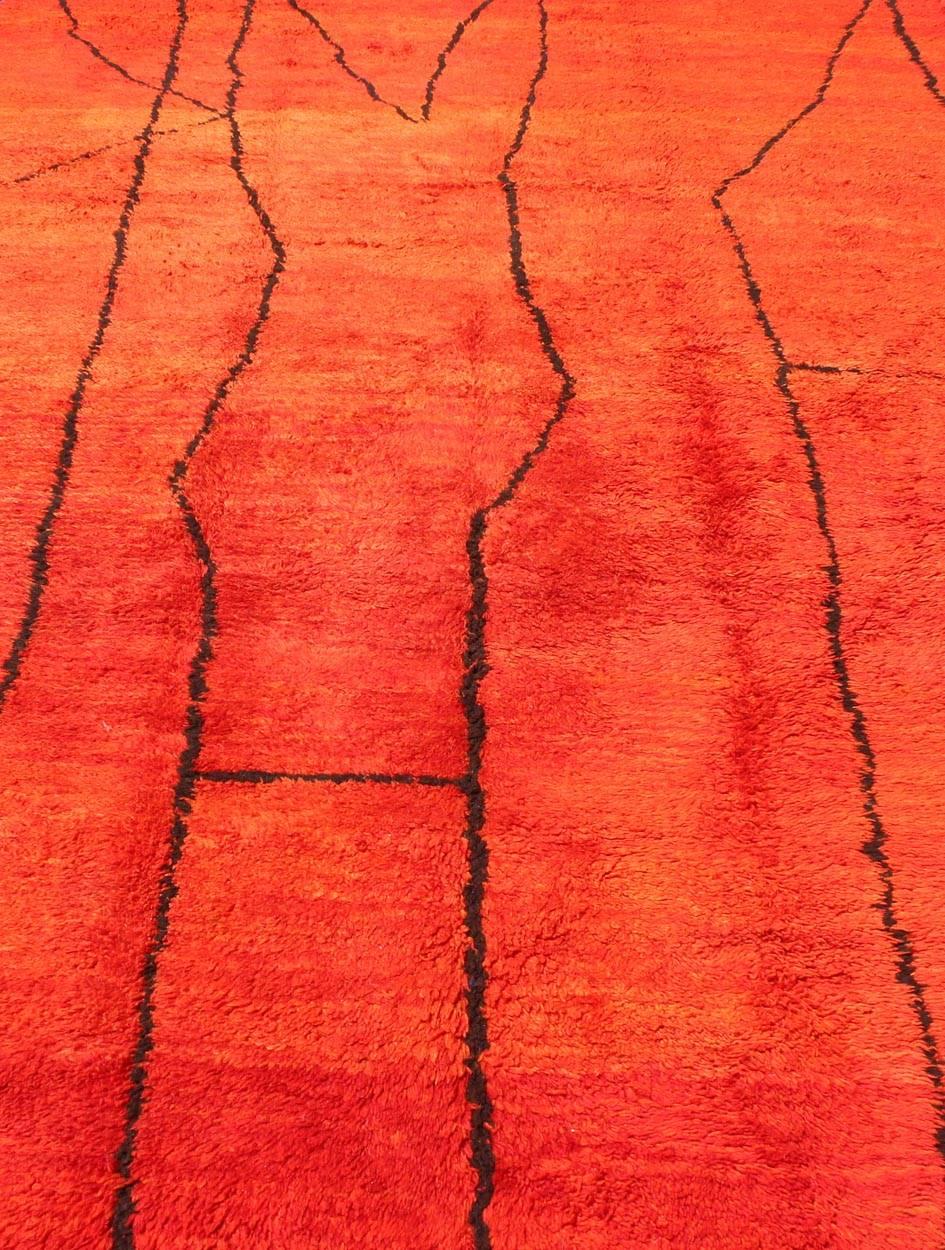 Lana Tappeto marocchino vintage con linee arancioni/rosse e carbone in un design moderno in vendita