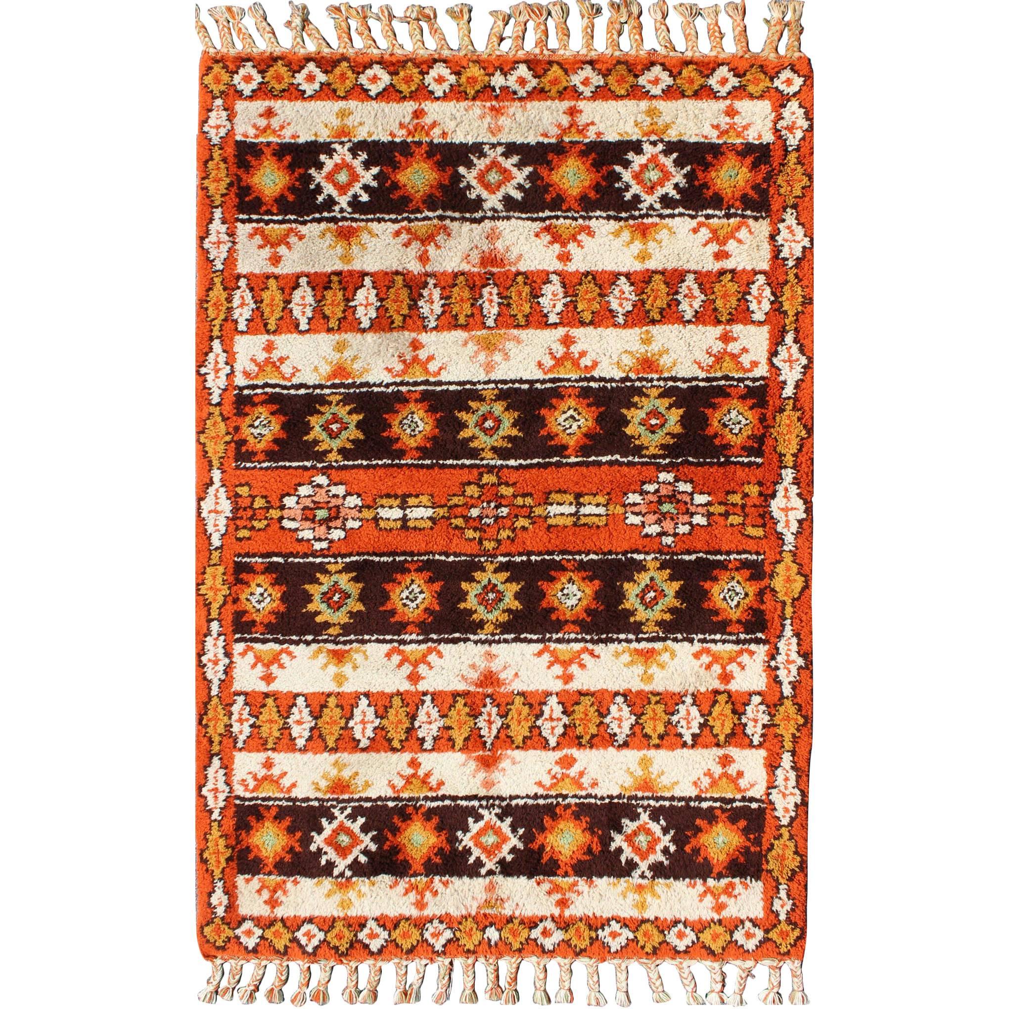 Marokkanischer Teppich mit Streifen und Stammesmuster in Orange, D. Braun, Elfenbein