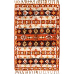 Tapis marocain vintage à rayures et motifs tribaux en orange, marron et ivoire