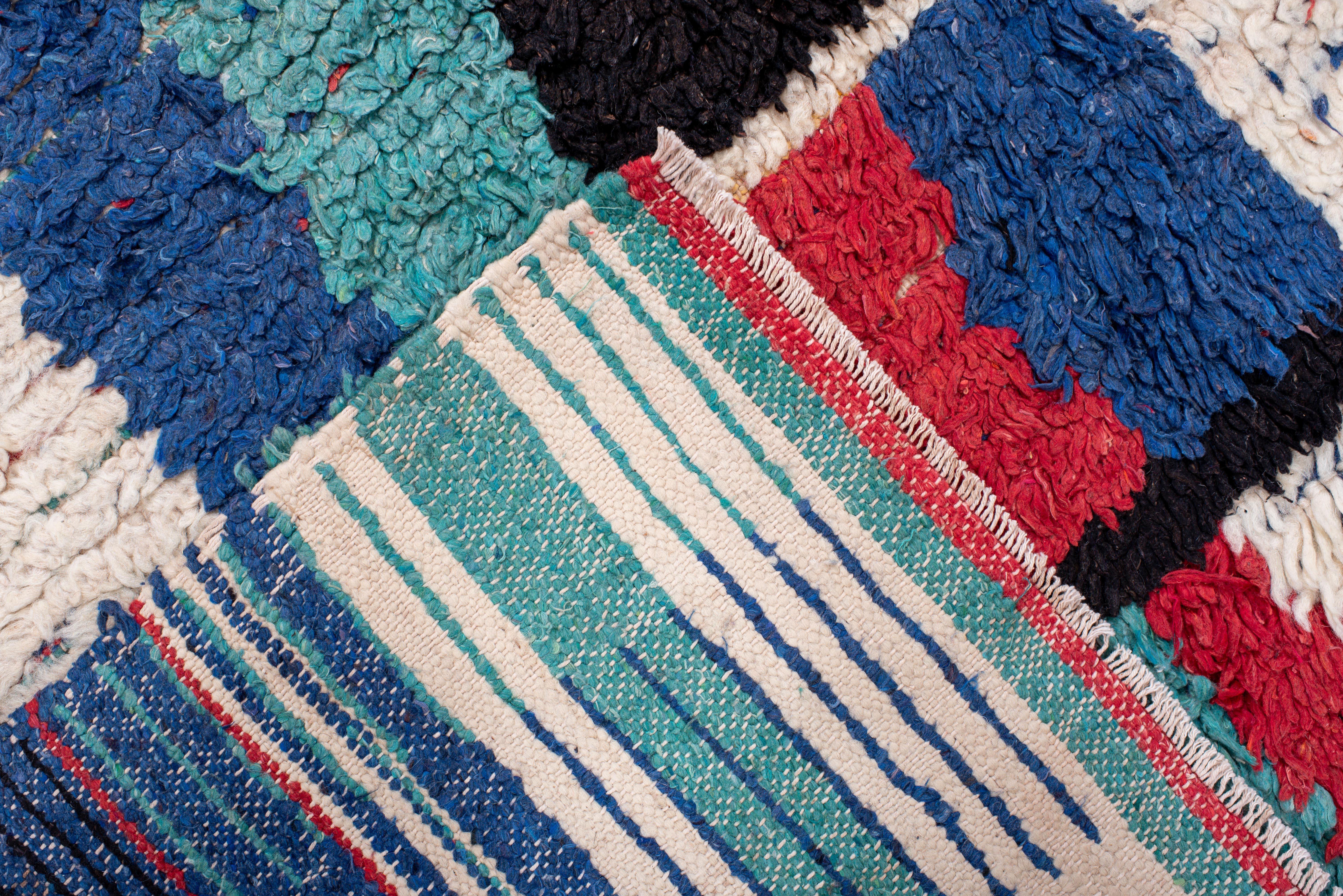 Alfombra marroquí vintage con motivo tribal de rombos y bloques siglo XX en venta