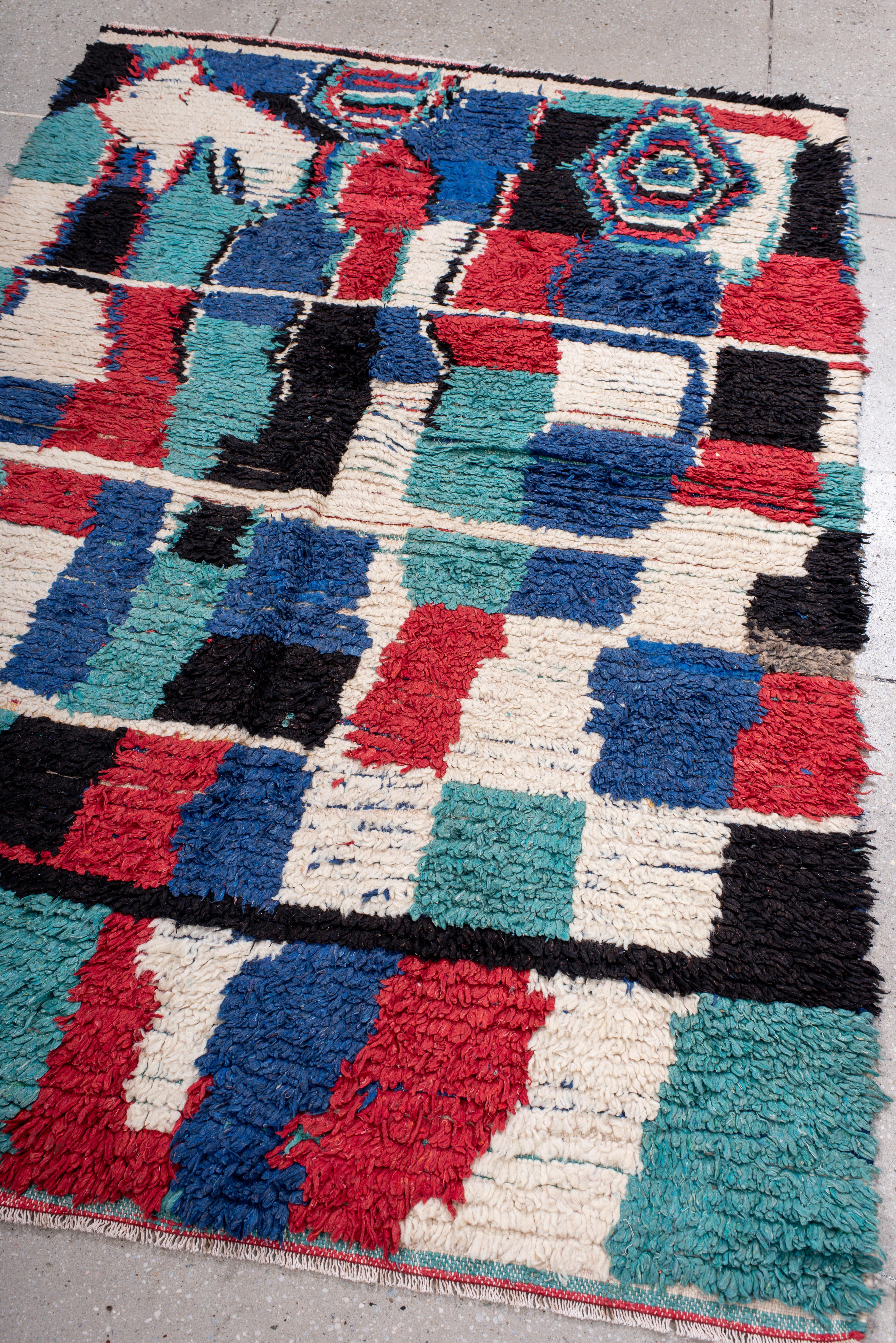 Alfombra marroquí vintage con motivo tribal de rombos y bloques en venta 2