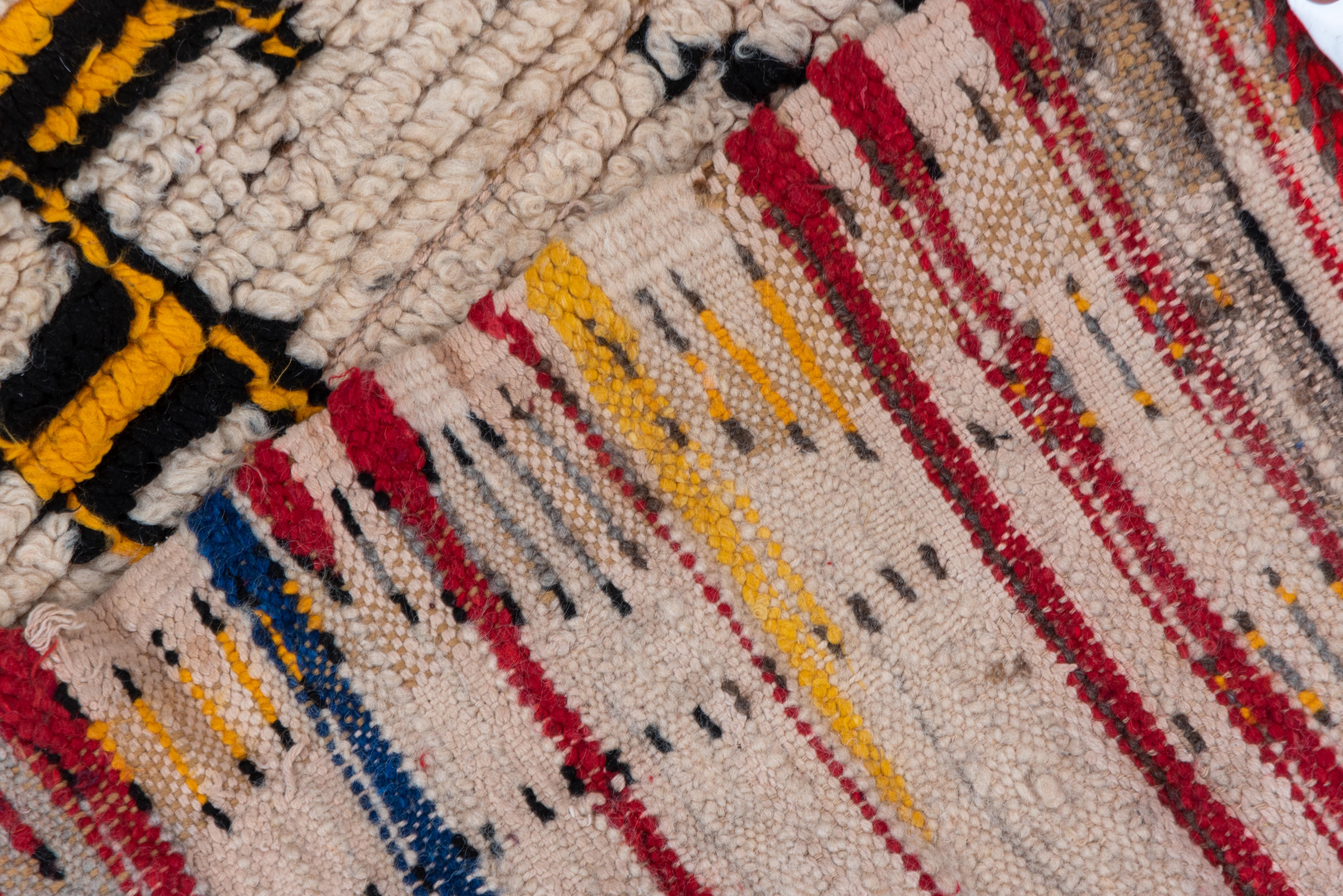 Vintage Marokkanischer Teppich mit Stammesmedaillon und bunten Akzenten im Zustand „Gut“ im Angebot in New York, NY