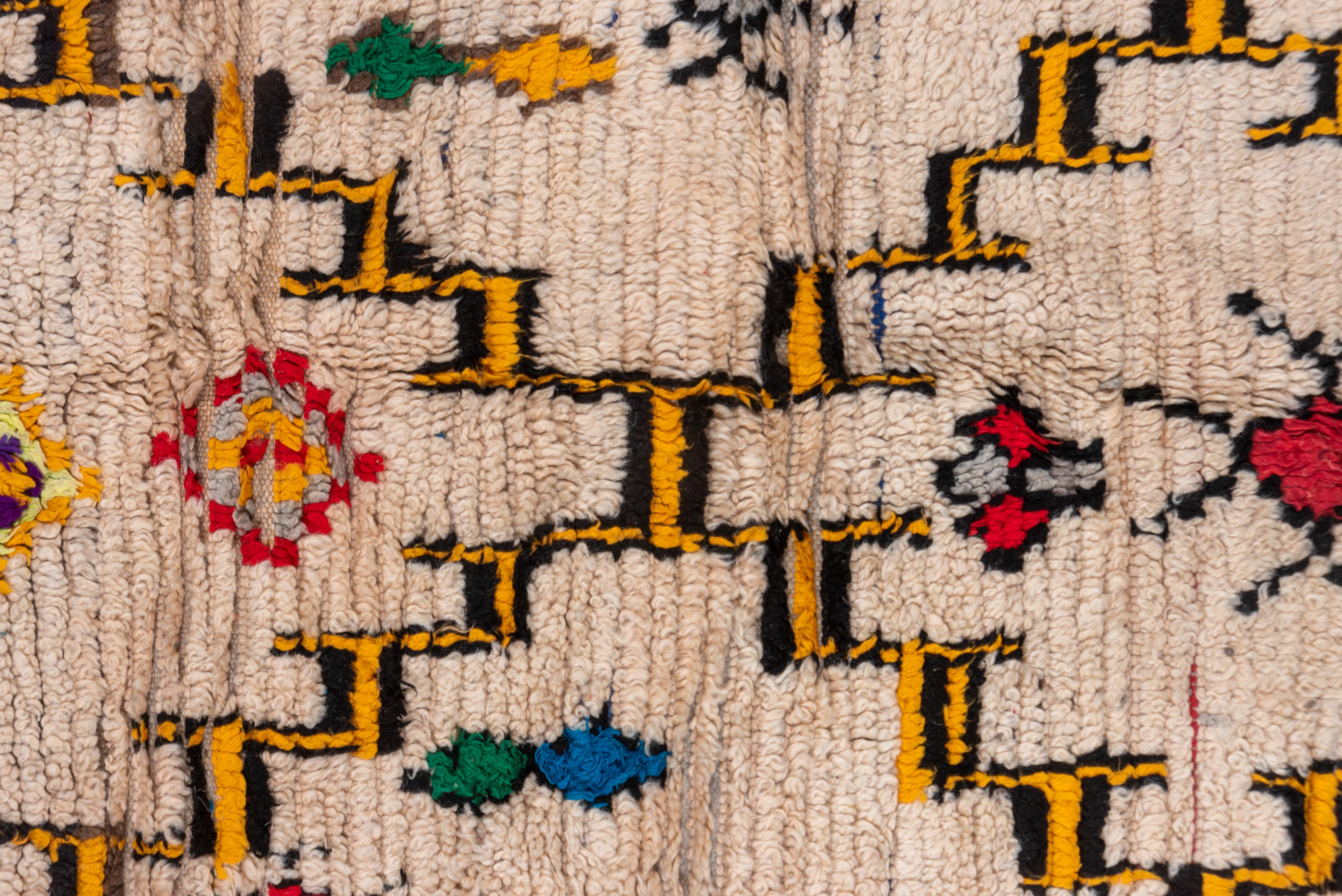 Vintage Marokkanischer Teppich mit Stammesmedaillon und bunten Akzenten im Angebot 1