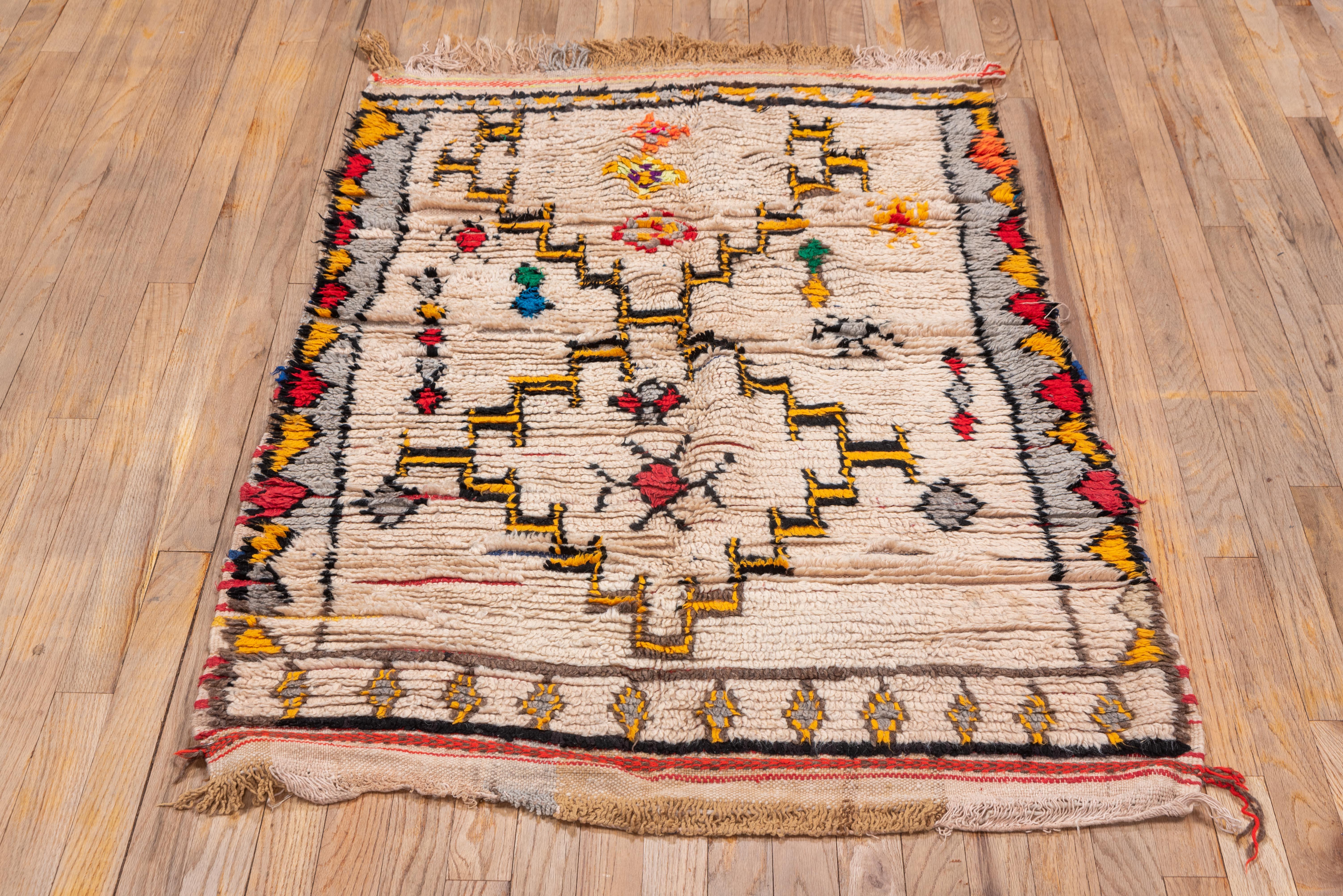 Vintage Marokkanischer Teppich mit Stammesmedaillon und bunten Akzenten im Angebot 2