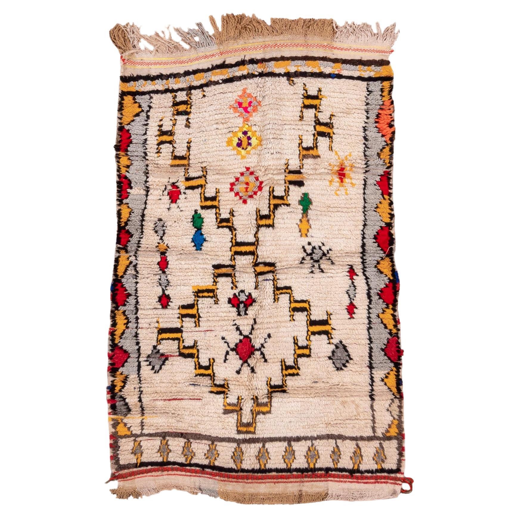 Vintage Marokkanischer Teppich mit Stammesmedaillon und bunten Akzenten im Angebot