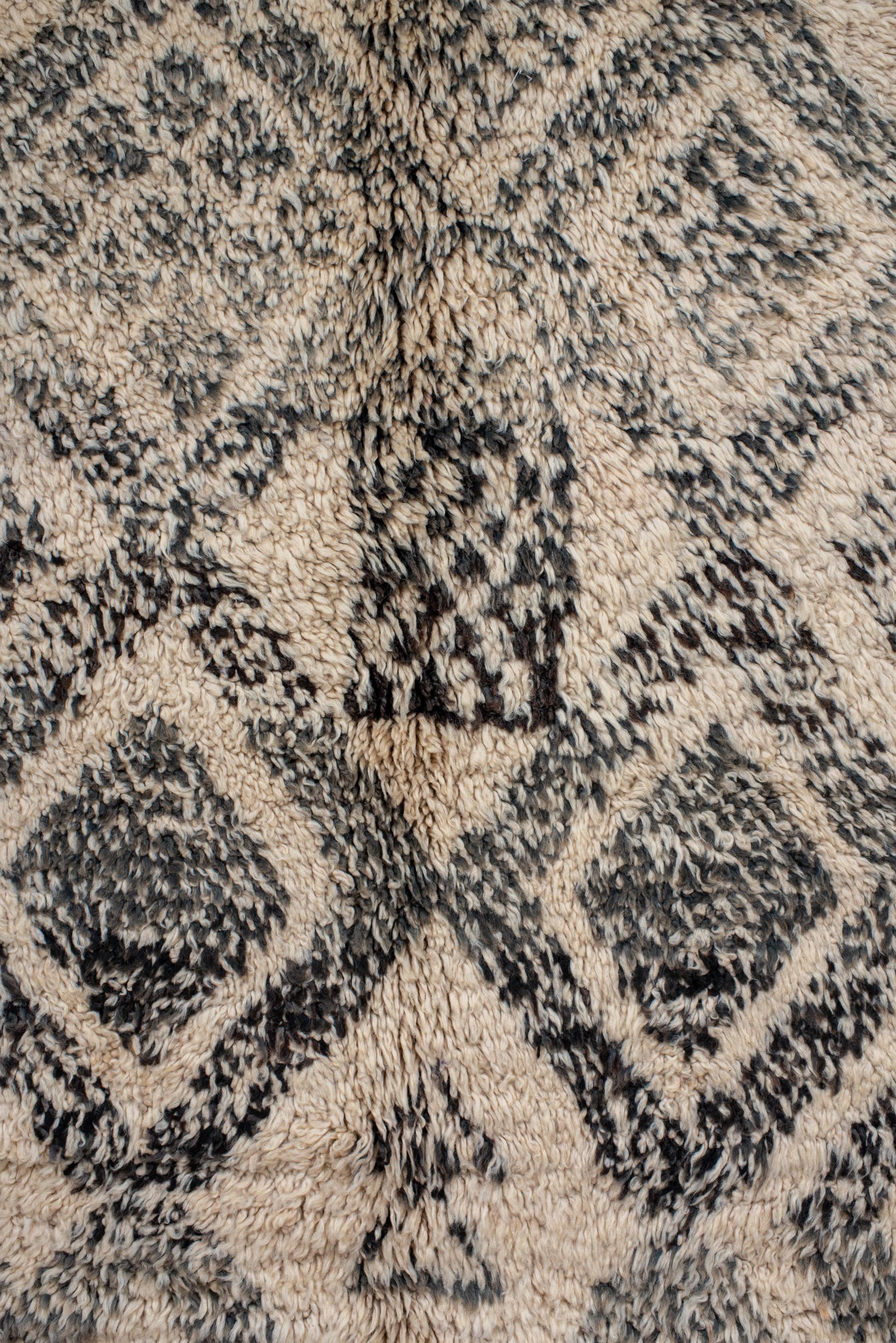 Vintage Moroccan Rug with Zig Zag Design  In Good Condition In New York, NY
