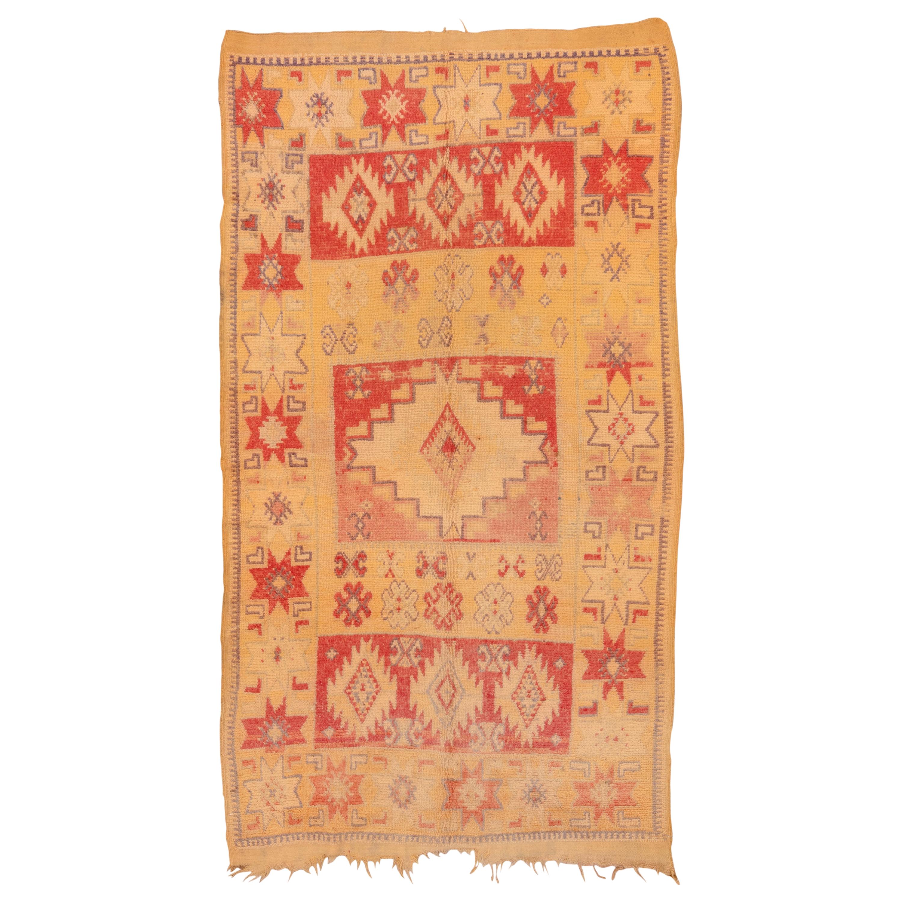 Marokkanischer Vintage-Teppich:: gelbes und rotes Feld:: leuchtende Farben