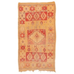 Tapis marocain vintage:: champ jaune et rouge:: couleurs vives