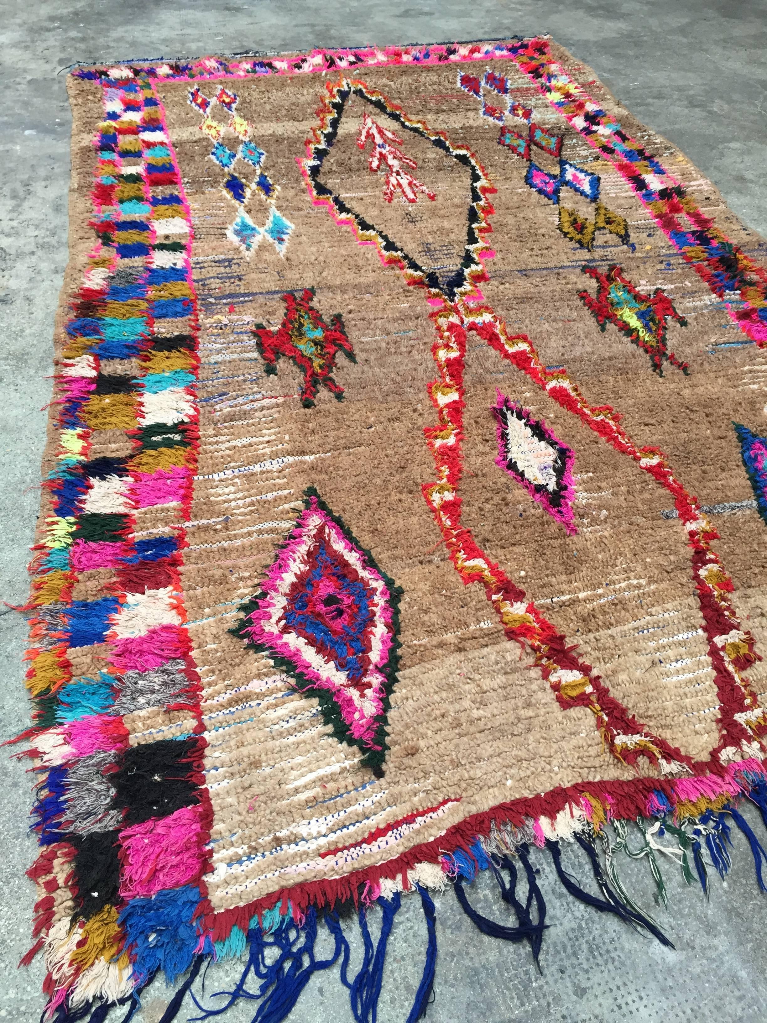 Vintage Moroccan boucherouite rug
Measures: 250 x 150 cm
Wool and fabrics
One of a kind hand-knotted rug
1980s.