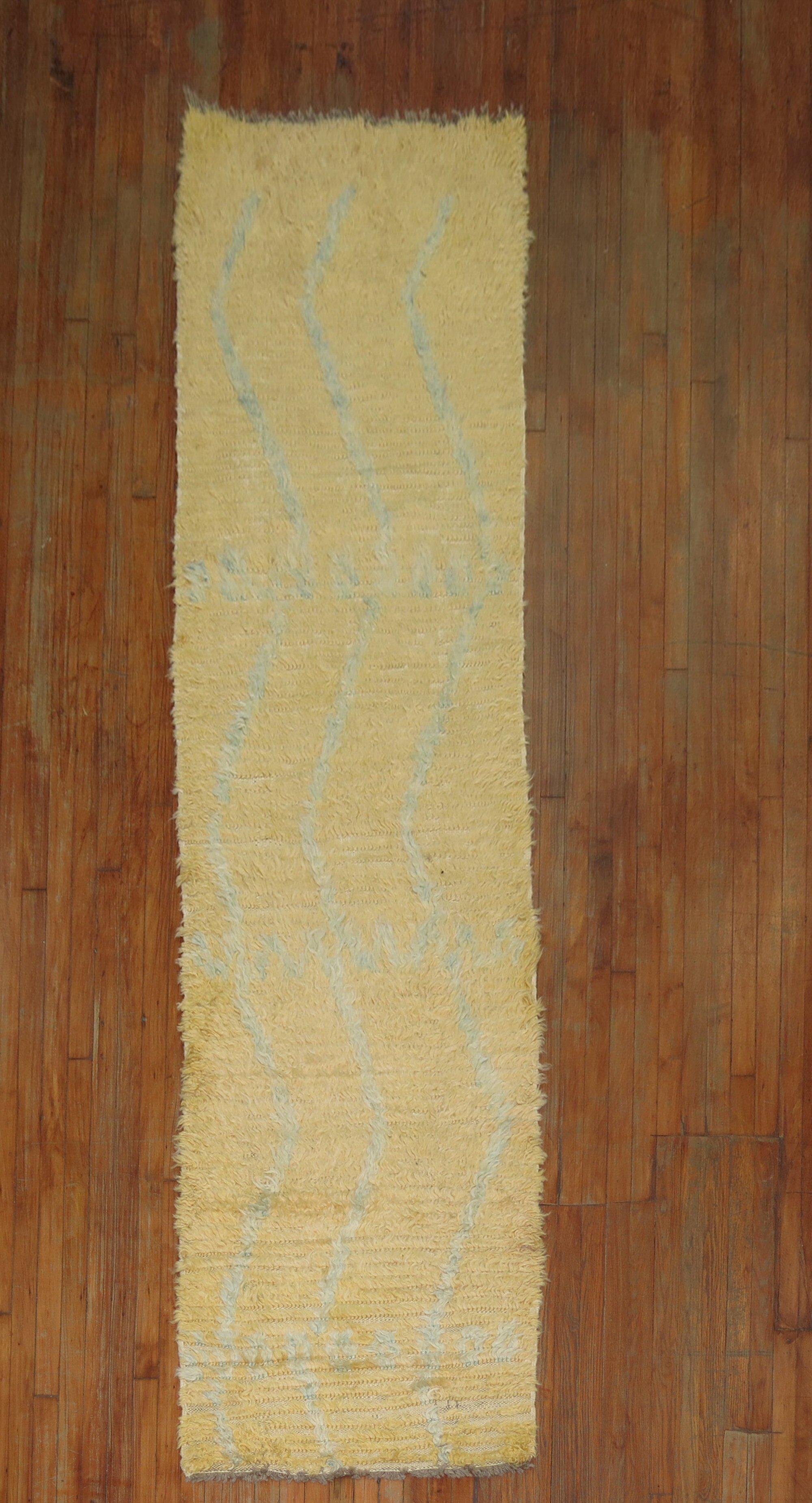 Gold Aqua Blue 20th Century Shag Wool Moroccan 10 Foot Runner (Alfombra de lana marroquí del siglo XX) Moderno orgánico en venta