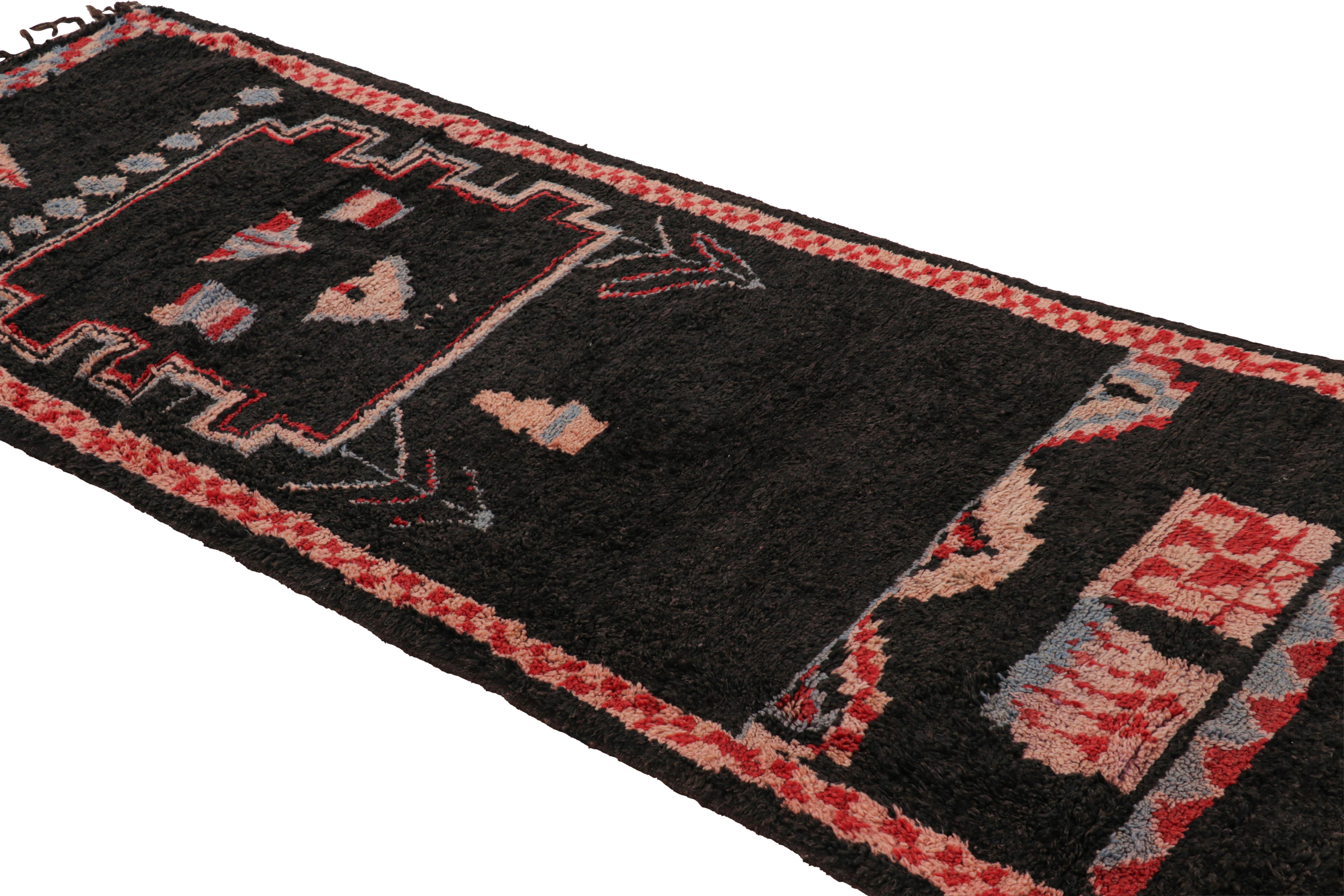 Noué à la main en laine et originaire du Maroc vers 1950-1960, ce tapis marocain vintage 4x10 est une pièce extrêmement rare comme il en existe peu de sa provenance. 

Sur le Design : 

Les admirateurs de l'artisanat noteront à quel point cette