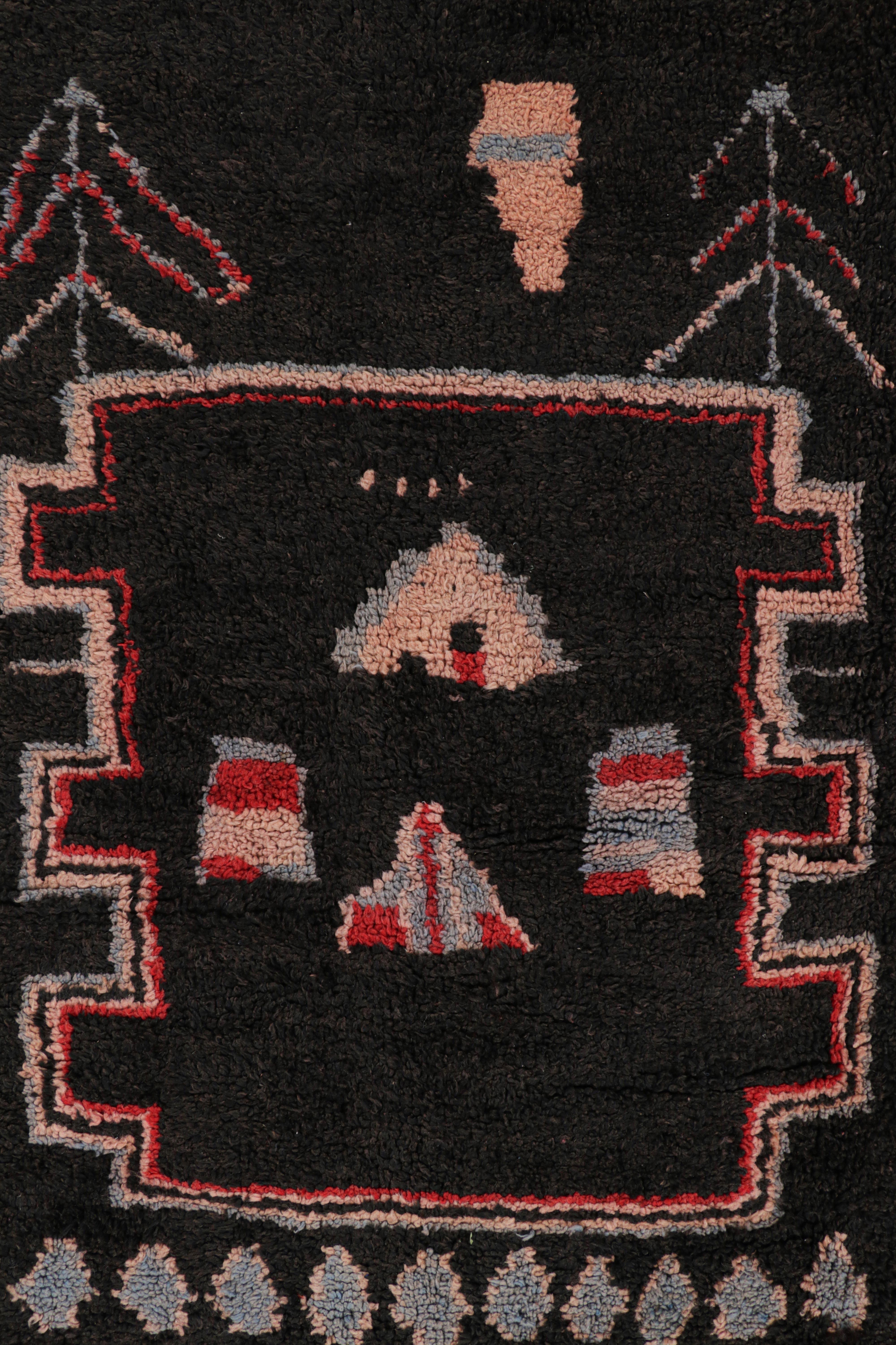 Tribal Tapis de course marocain vintage en noir avec motifs géométriques, de Rug & Kilim en vente