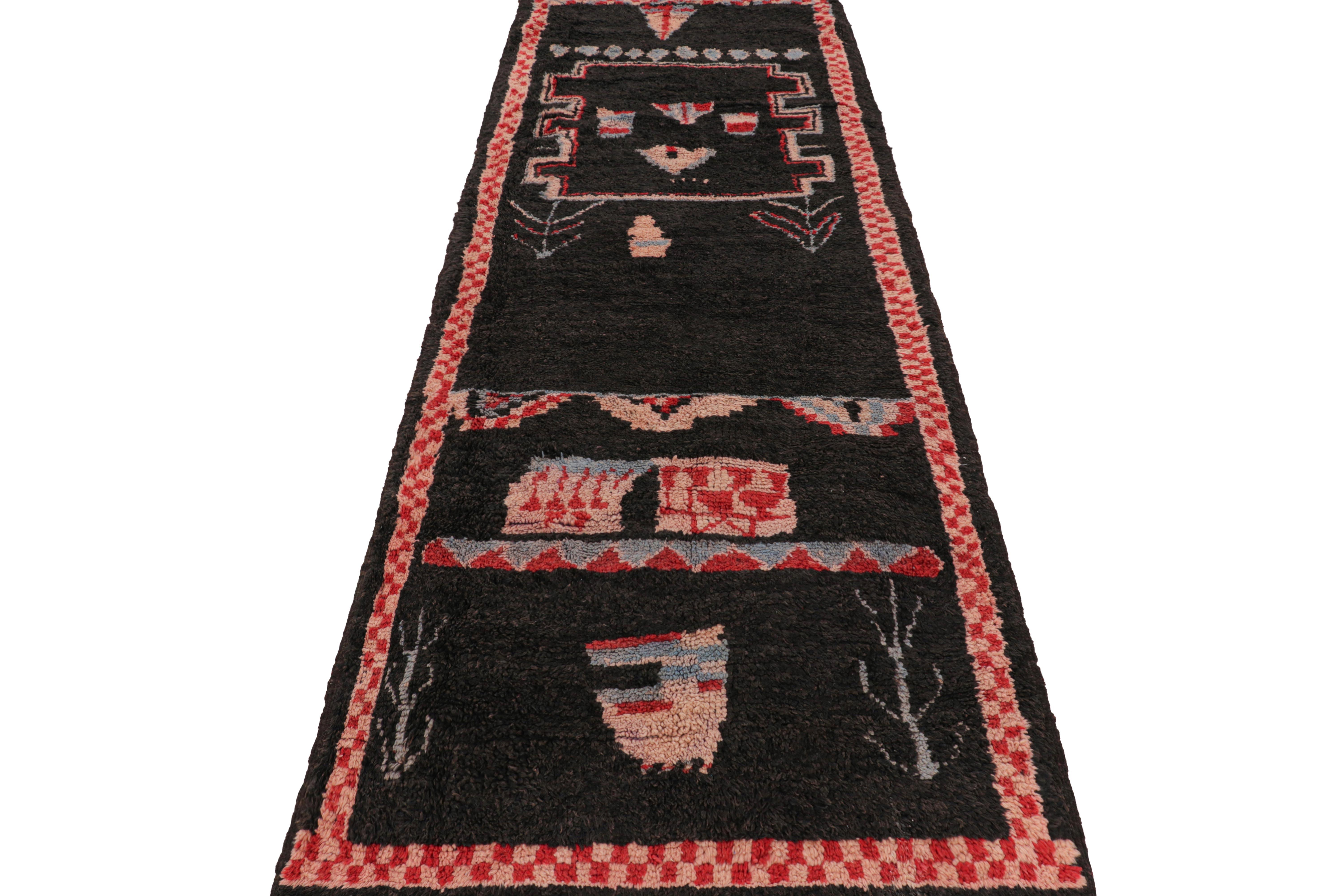 Marocain Tapis de course marocain vintage en noir avec motifs géométriques, de Rug & Kilim en vente