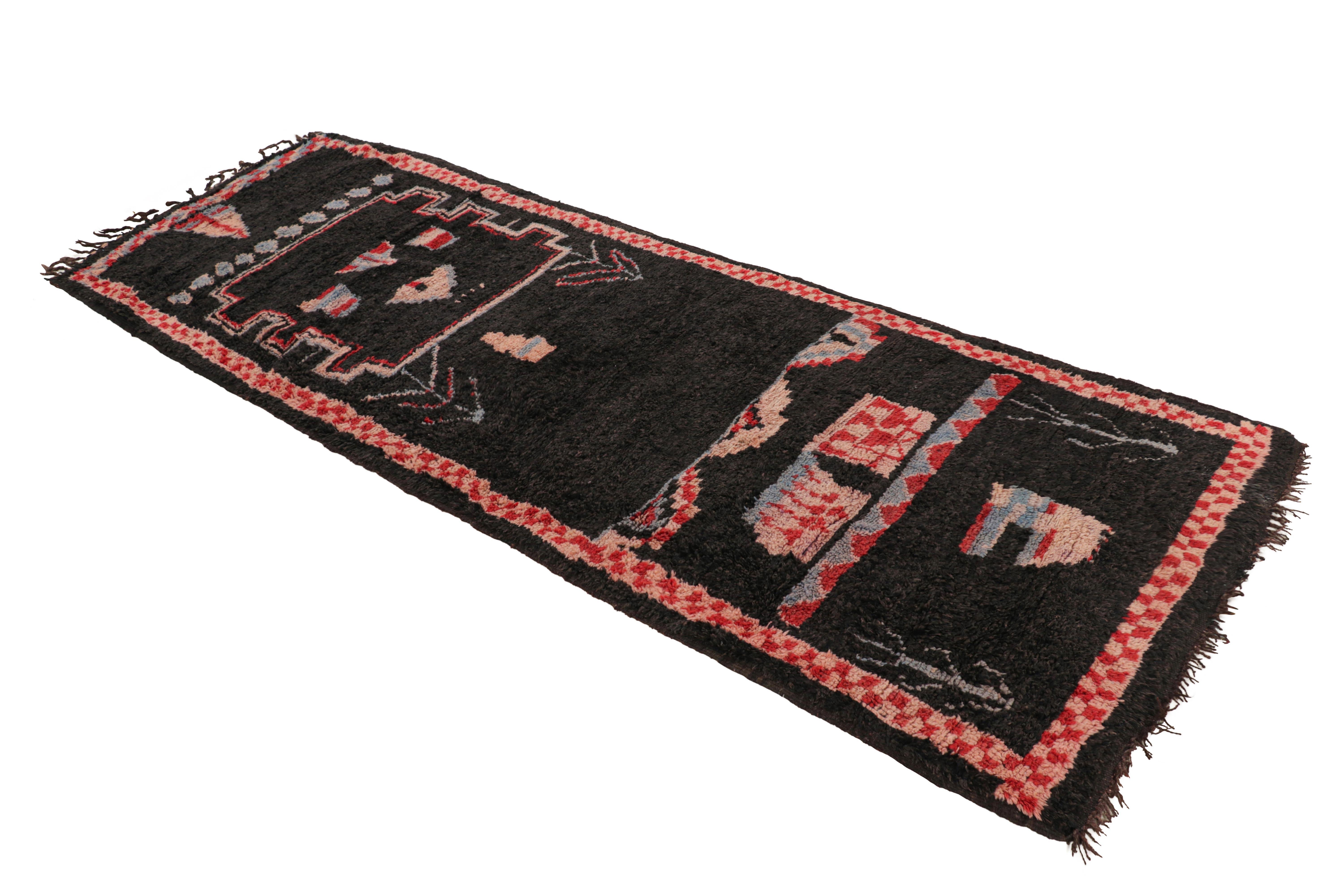 Noué à la main Tapis de course marocain vintage en noir avec motifs géométriques, de Rug & Kilim en vente