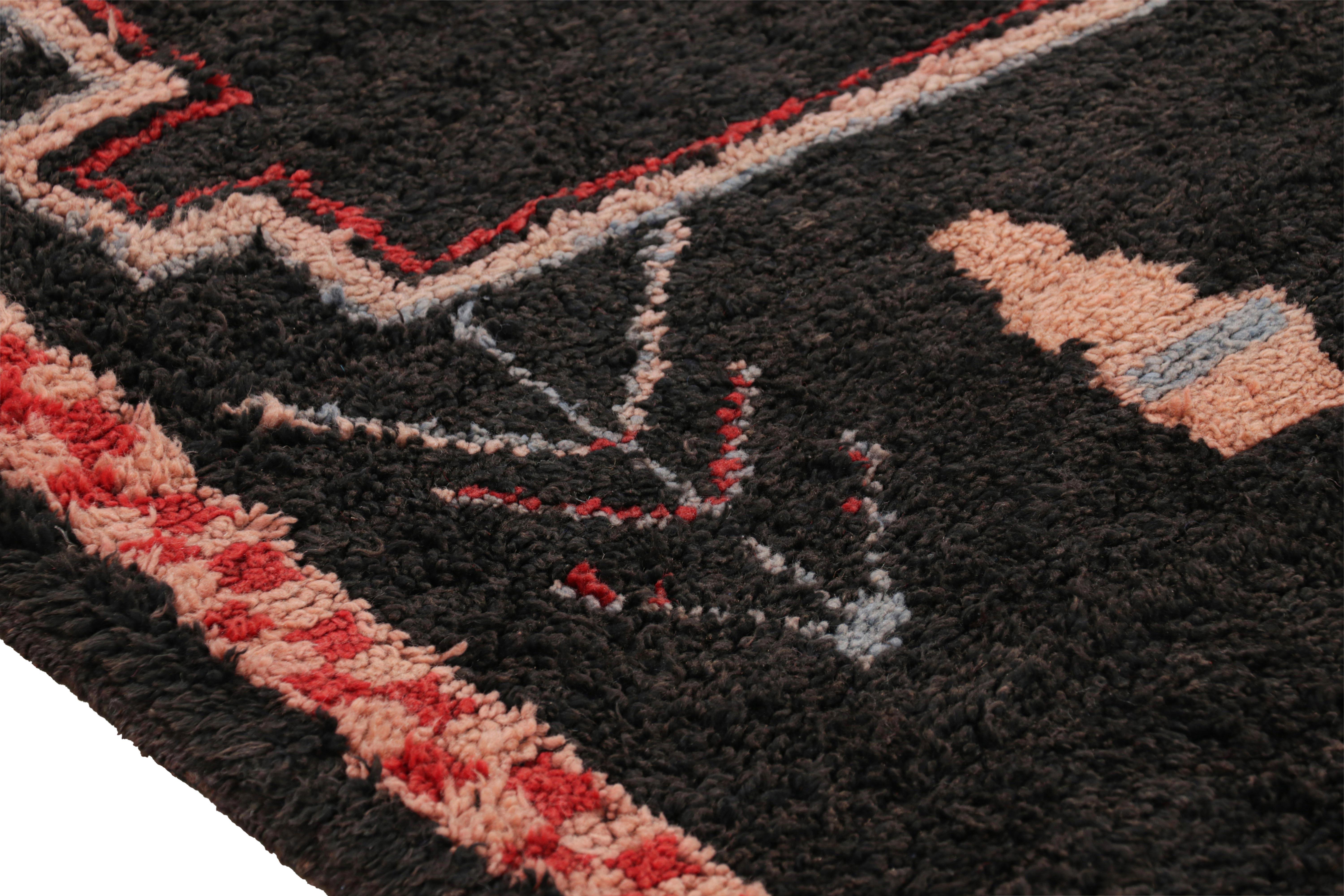 Tapis de course marocain vintage en noir avec motifs géométriques, de Rug & Kilim Bon état - En vente à Long Island City, NY