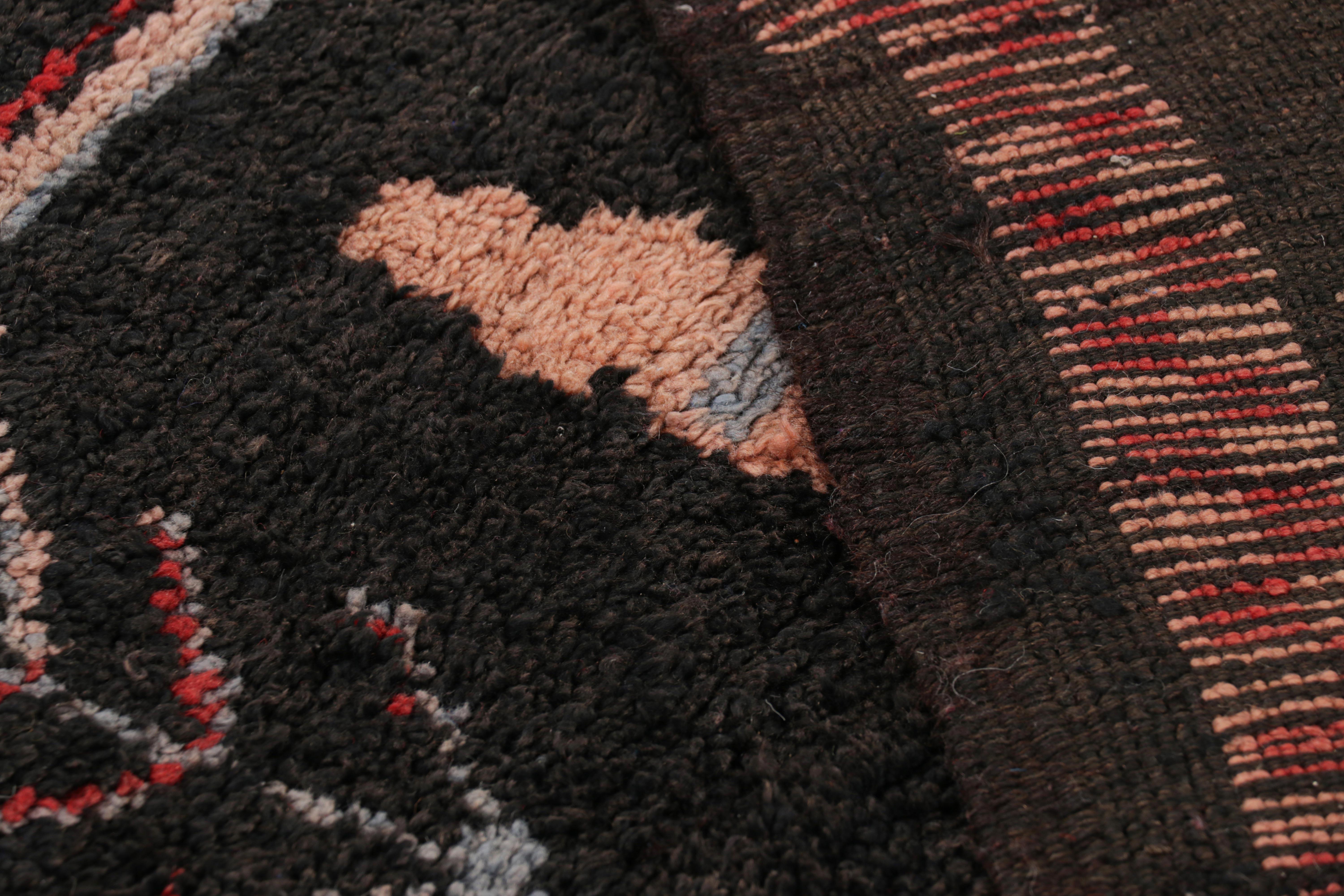 Milieu du XXe siècle Tapis de course marocain vintage en noir avec motifs géométriques, de Rug & Kilim en vente