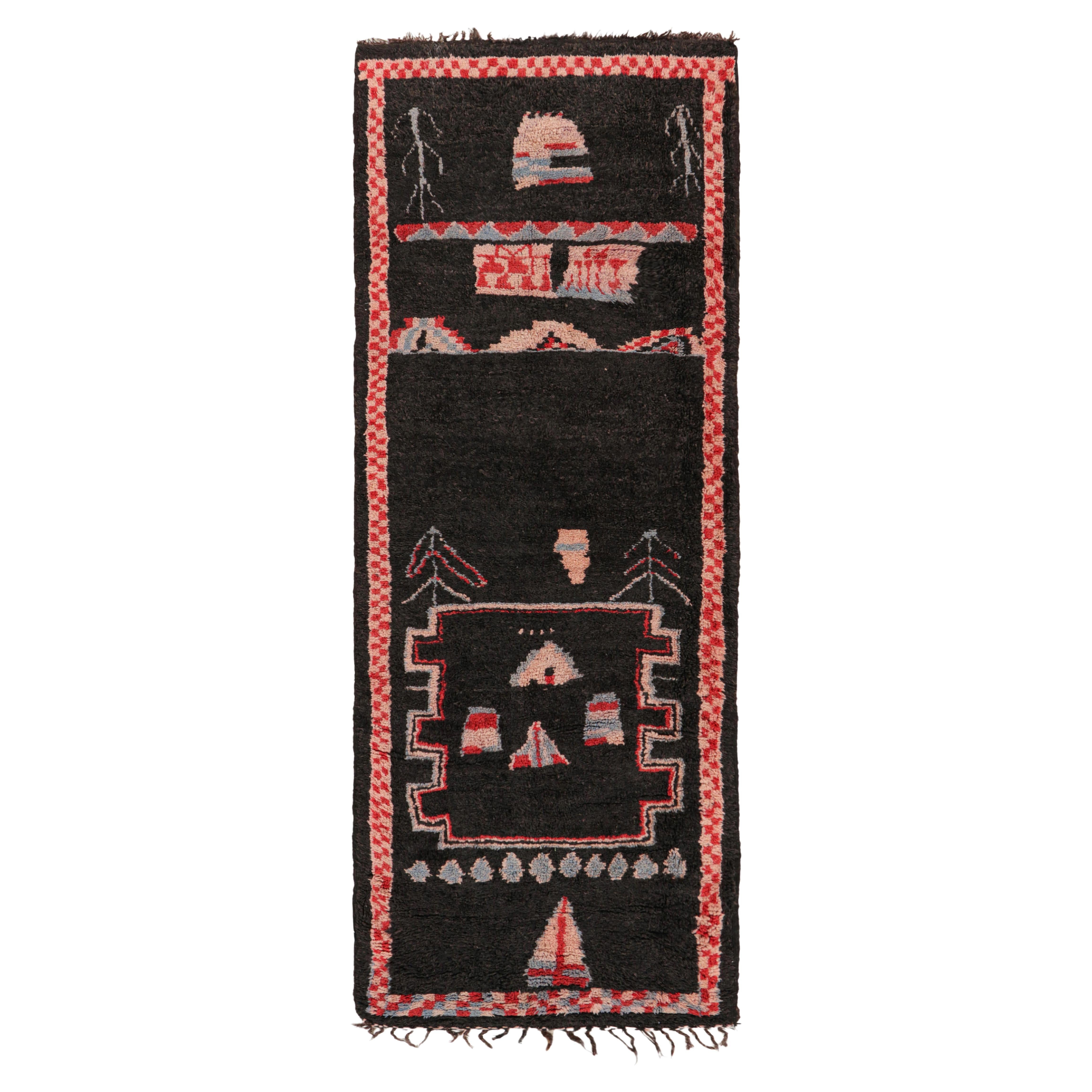 Tapis de course marocain vintage en noir avec motifs géométriques, de Rug & Kilim en vente
