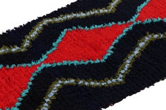 Tapis de course marocain vintage en noir avec des médaillons de diamants rouges, de Rug & Kilim