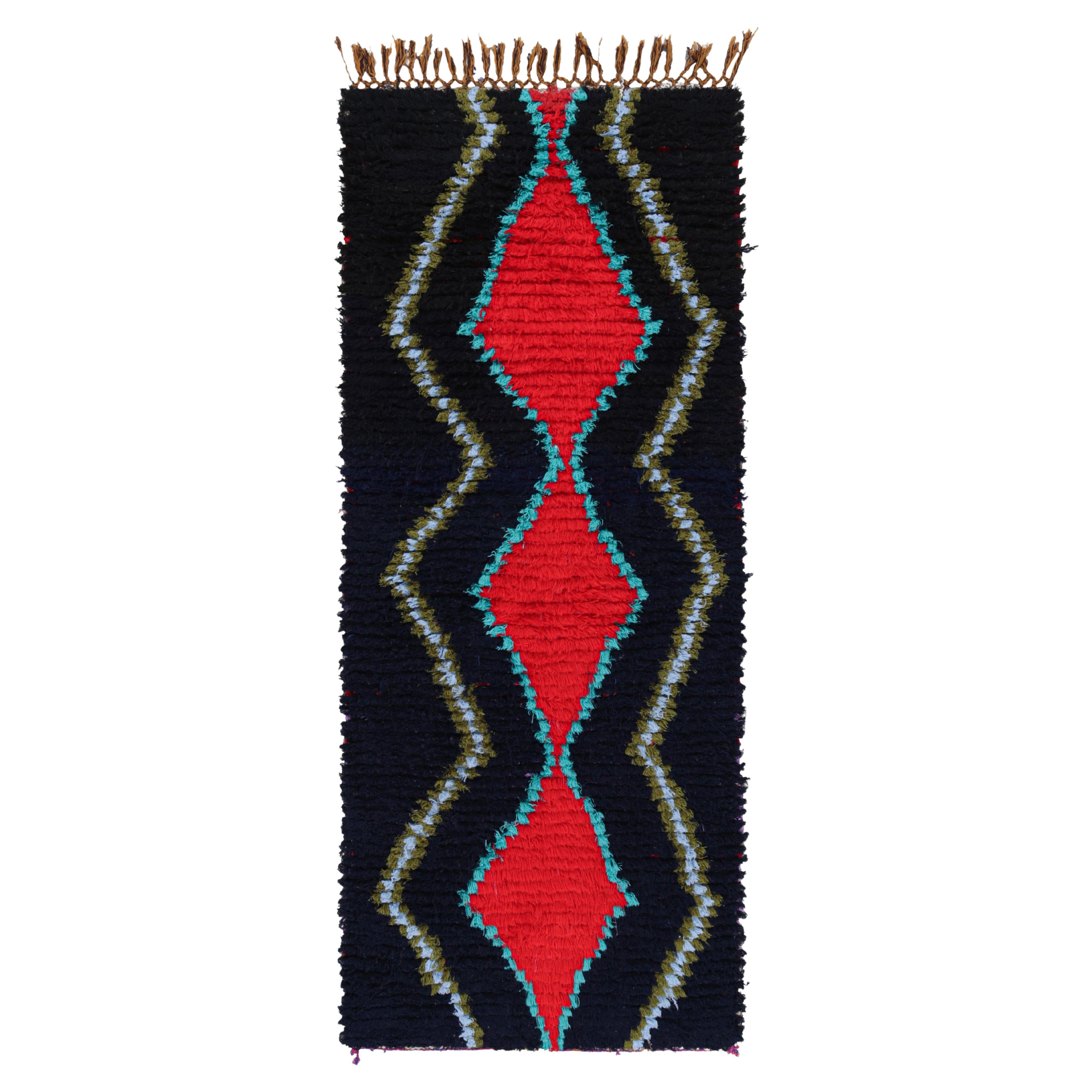 Tapis de course marocain vintage en noir avec des médaillons de diamants rouges, de Rug & Kilim