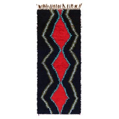 Tapis de course marocain vintage en noir avec des médaillons de diamants rouges, de Rug & Kilim