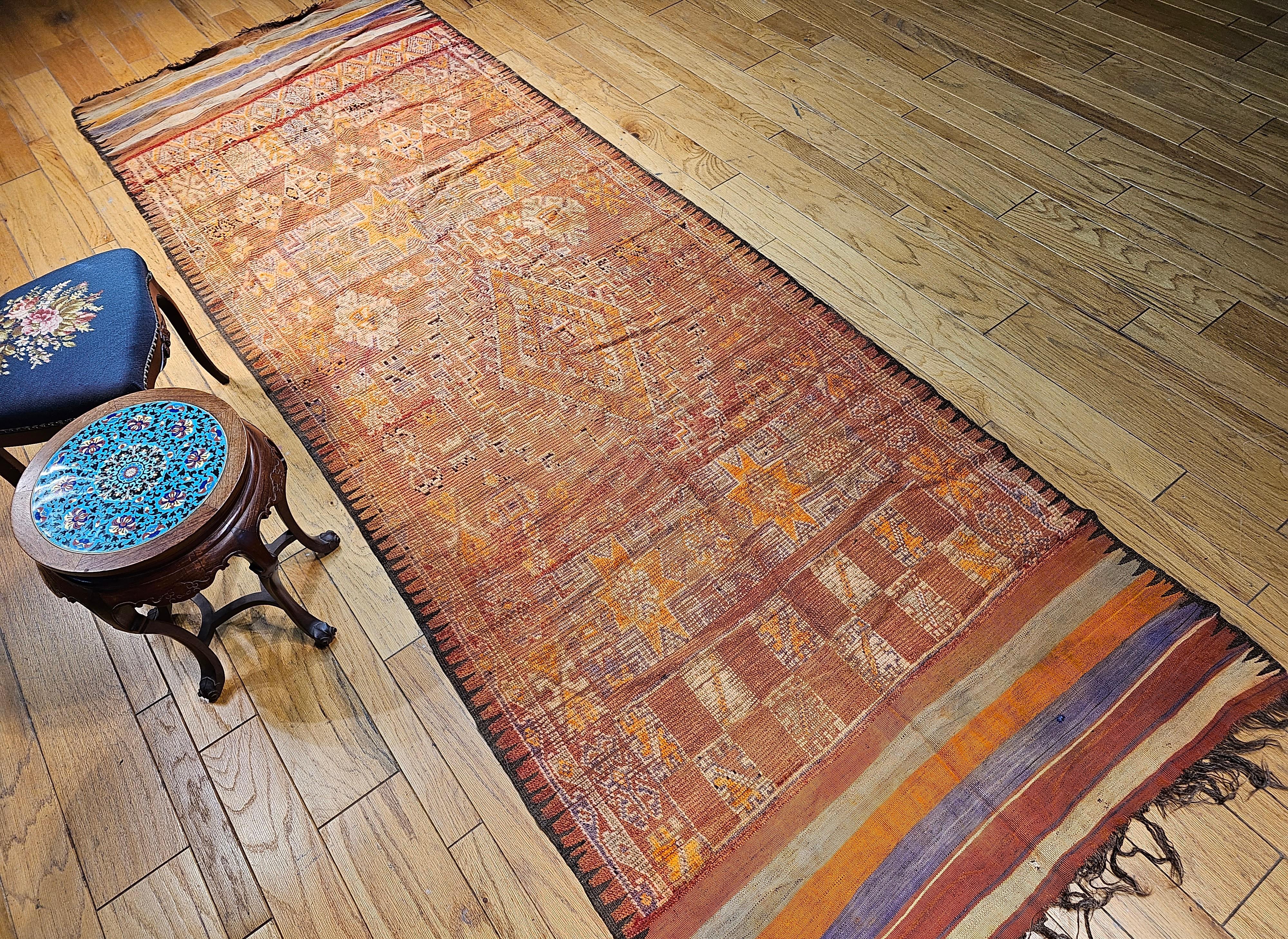 Tapis de couloir marocain vintage à motif géométrique jaune, lavande, ivoire, rouge en vente 4