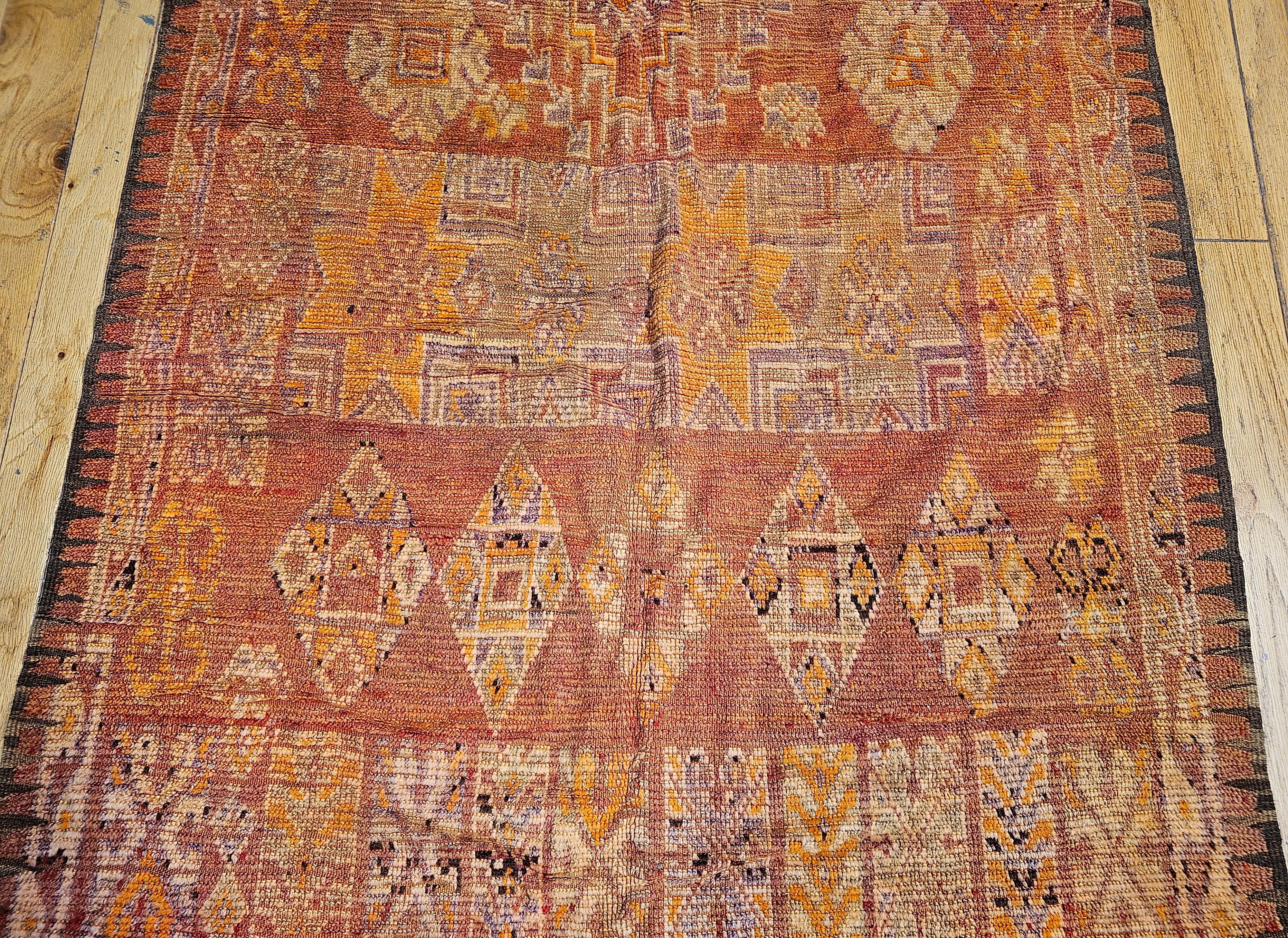 Tapis de couloir marocain vintage à motif géométrique jaune, lavande, ivoire, rouge Bon état - En vente à Barrington, IL