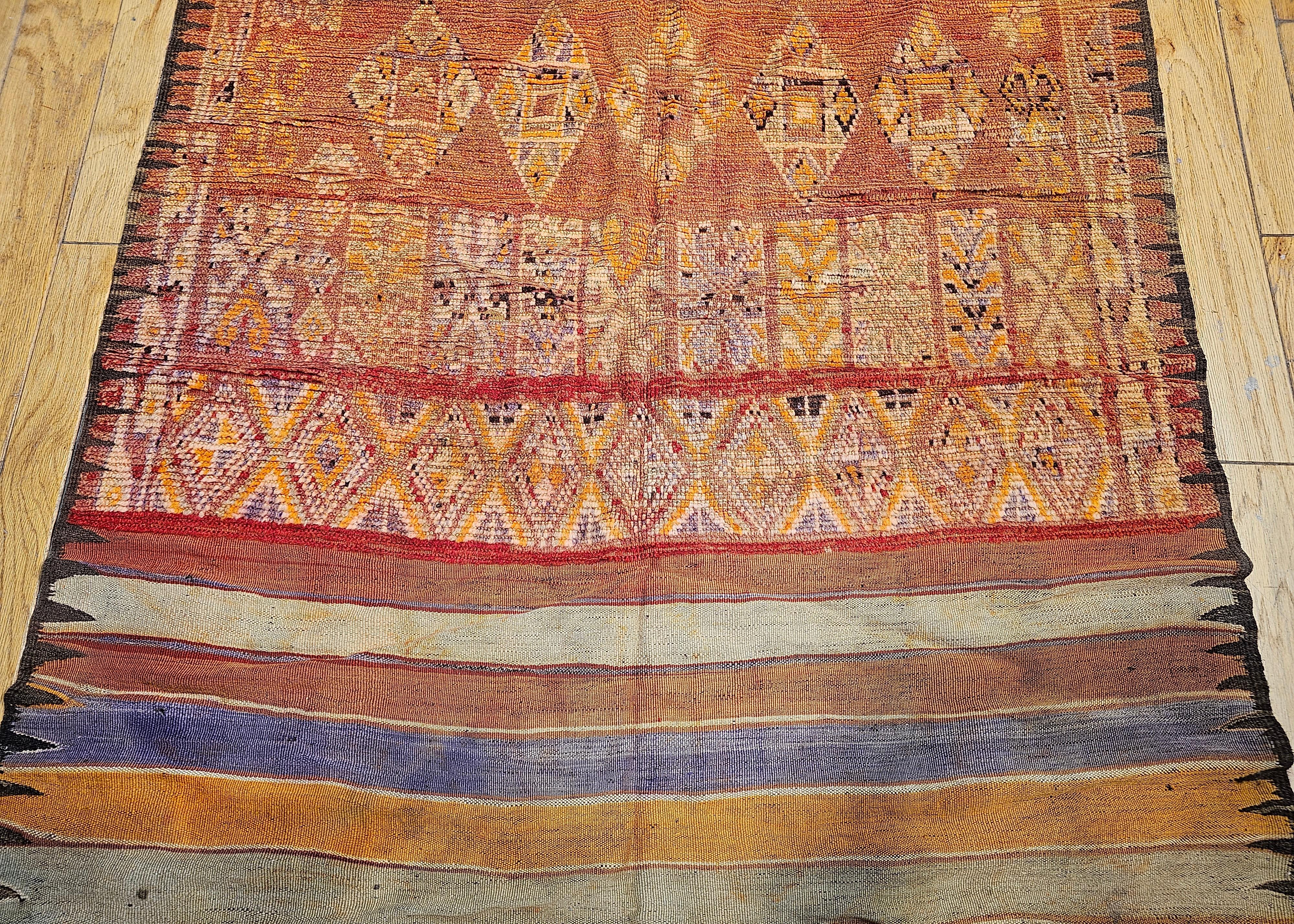 Marokkanischer Vintage-Läufer mit geometrischem Muster in Gelb, Lavendel, Elfenbein und Rot (Wolle) im Angebot